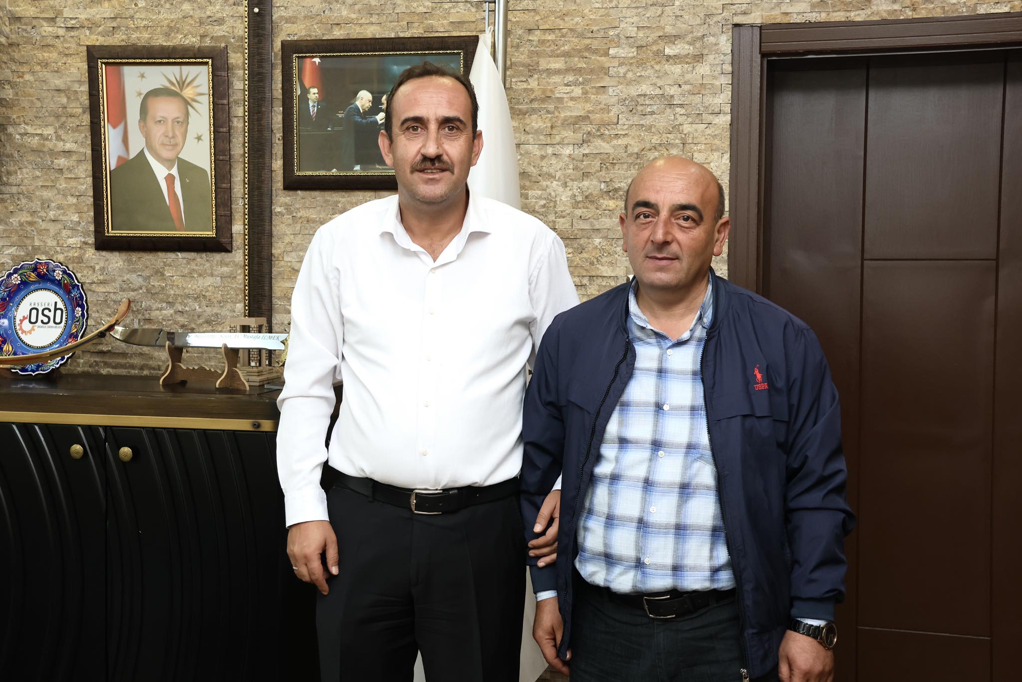 Kızılören Tabaklı Mahalle Muhtarımız Sn. Murat ALTINGÖZ, Belediye Başkanımız Sn. Mustafa İLMEK’i makamında ziyaret ederek mahallemizde yapılacak çalışmalarla ilgili istişare yaptı.