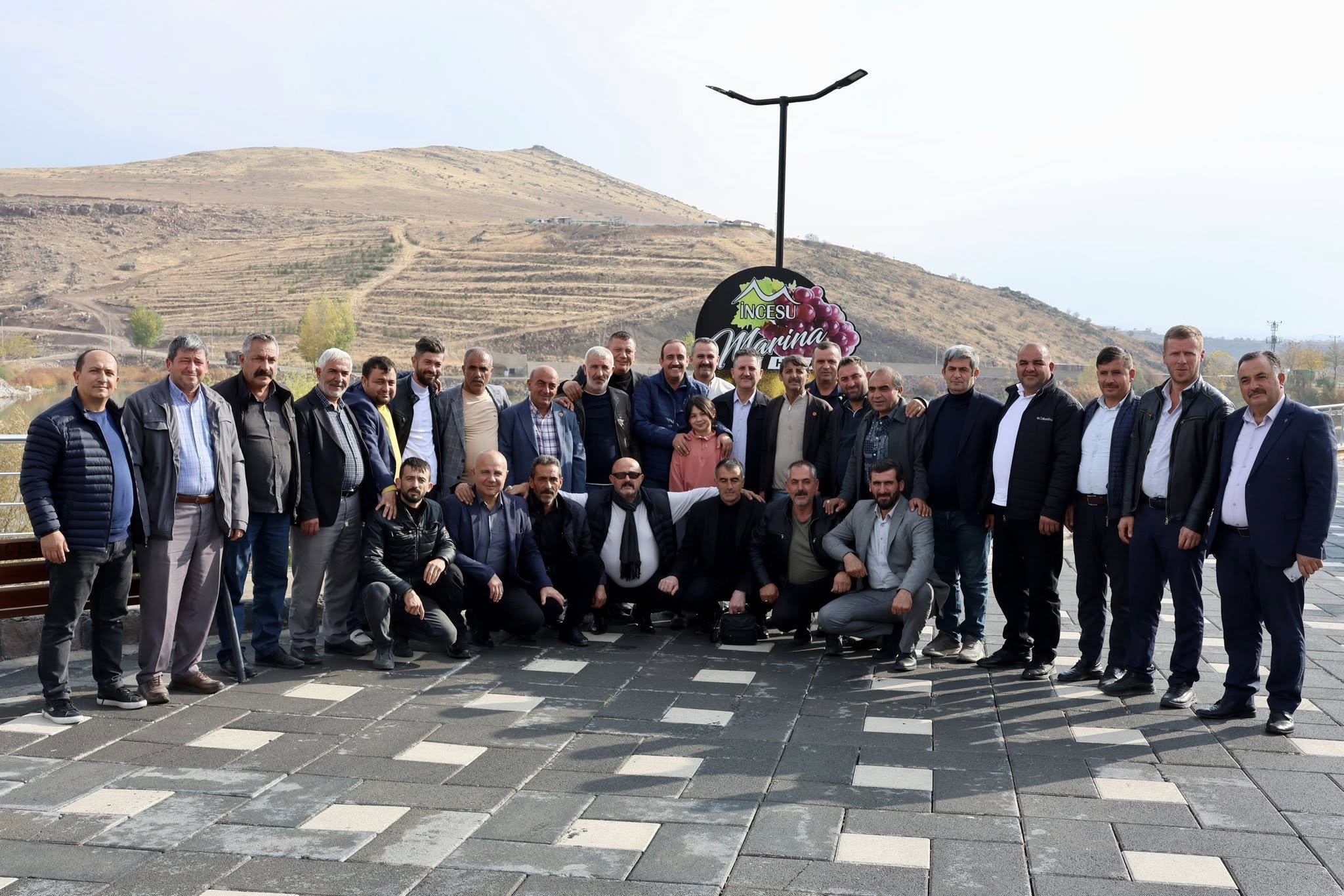 Belediye Başkanımız Av. Mustafa İLMEK, AK Parti İlçe Başkanımız Sn. Mehmet KOÇ ve mahalle muhtarlarımızın katılımıyla 2025 değerlendirme ve 2026 istişare planlama toplantısı yaptı. Çalışmalarımız istişare, planlama ve projelerle devam edecek.