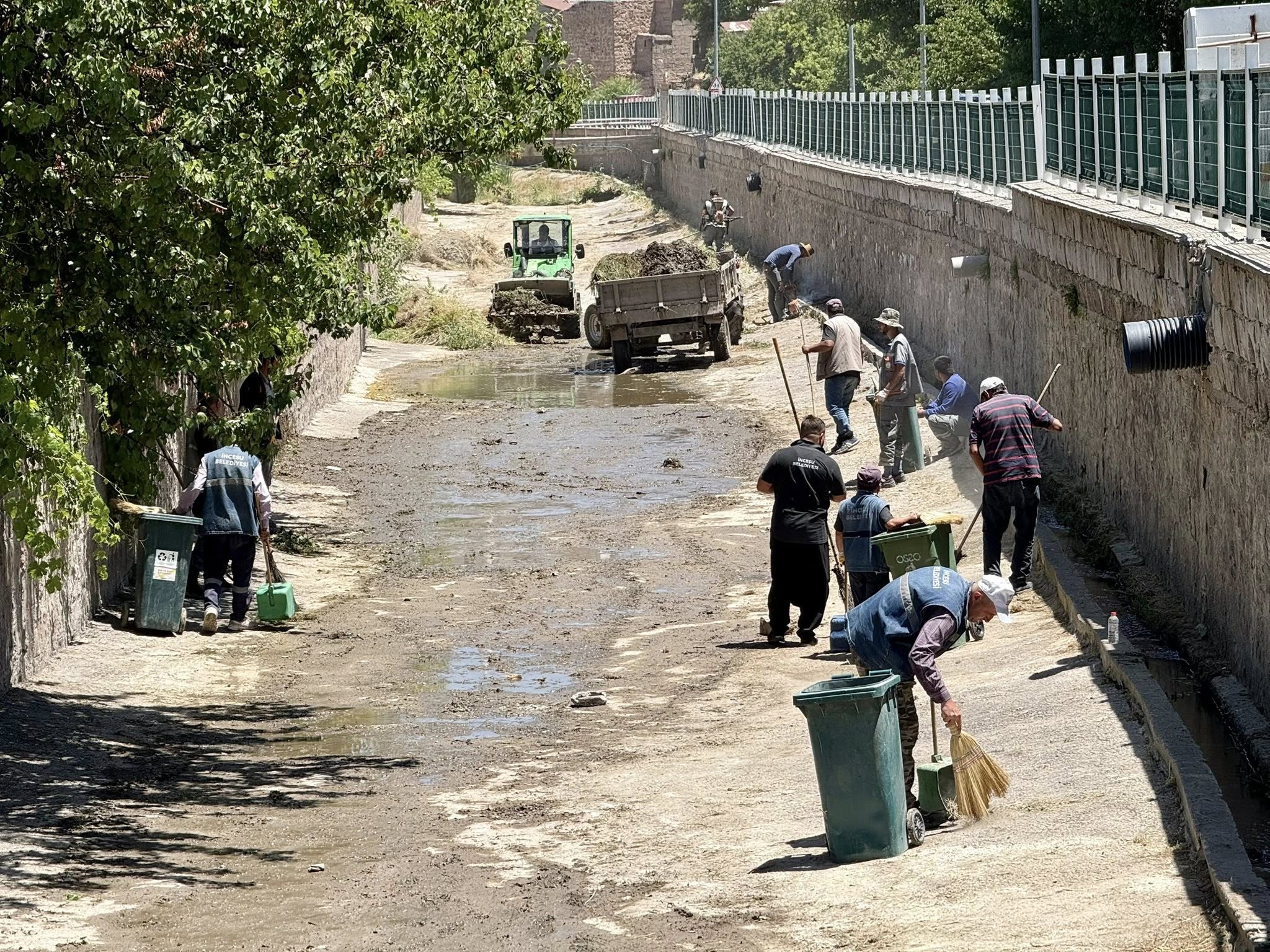 Belediye ekiplerimiz, Temizlik çalışmalarında çay içi temizlik ve bakım çalışmaları yapmıştır. 