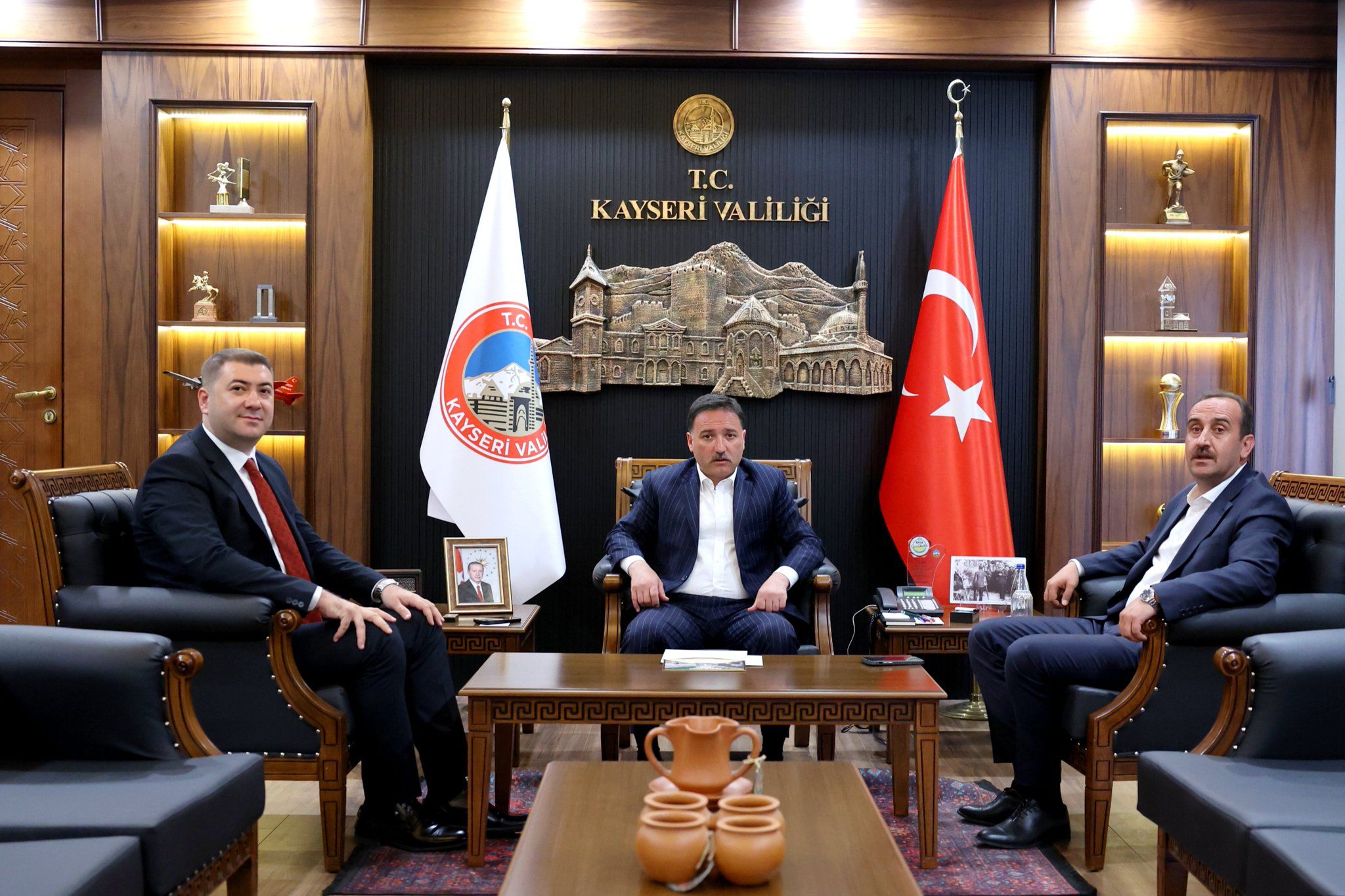 Belediye Başkanımız Av. Mustafa İLMEK, İlçe Kaymakamımız Sn. Ömer Said KARAKAŞ ile Valimiz Sn. Gökmen ÇİÇEK’ i makamında ziyaret etti. Kamp ve Karavan Festivalimizin davetiyesini arz ettik.