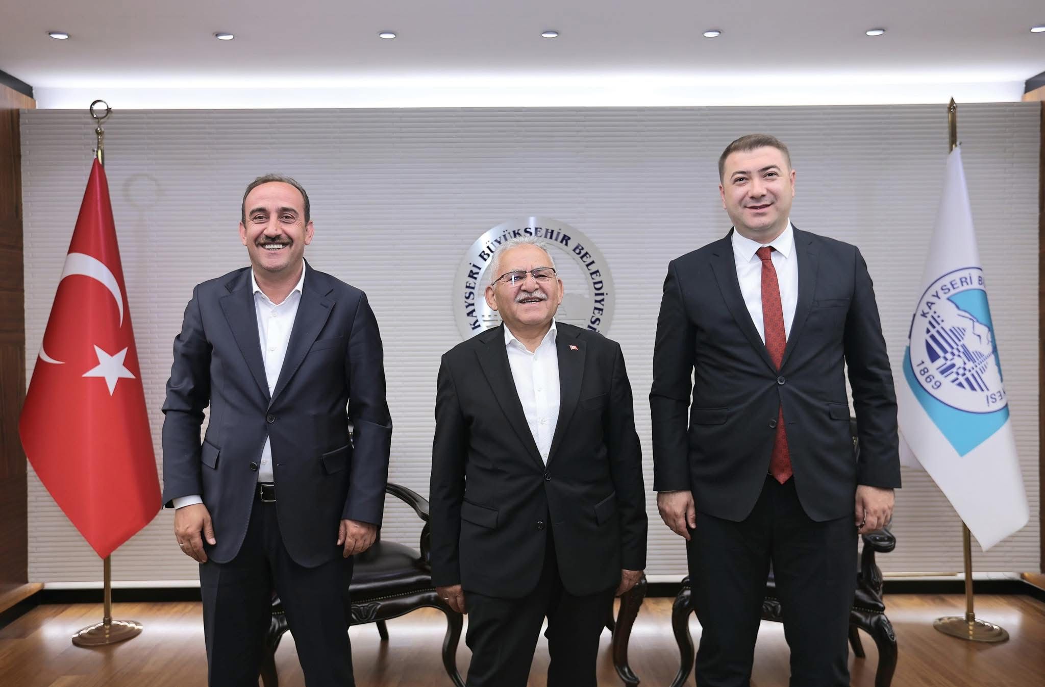 Belediye Başkanımız Av. Mustafa İLMEK, İlçe Kaymakamımız Sn. Ömer Said KARAKAŞ ile Büyükşehir Belediye Başkanımız Sn. Memduh BÜYÜKKILIÇ’ı makamında ziyaret etti. Kamp ve Karavan Festivalimizin davetiyesini teslim etti.