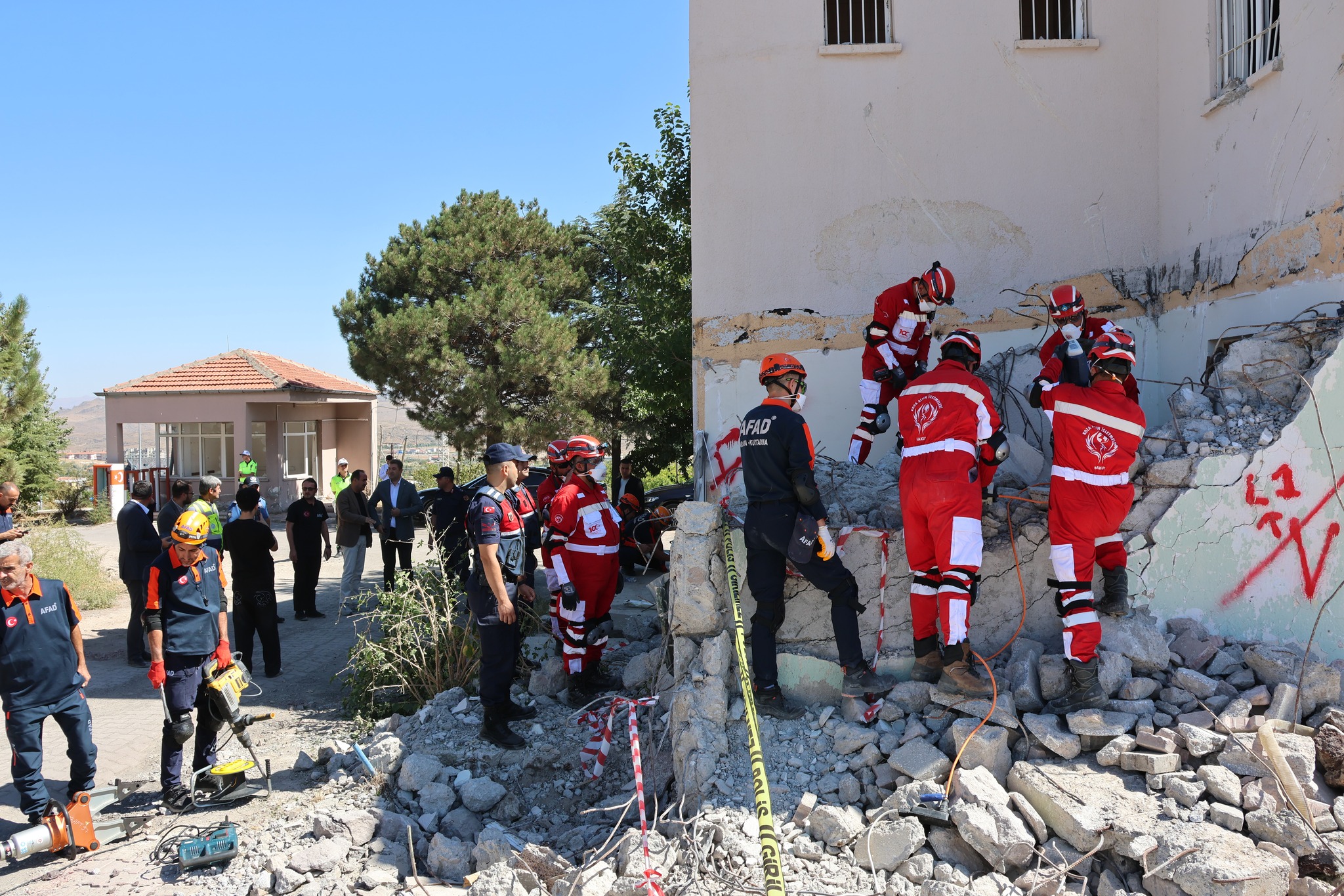 Depremi önleyemeyiz ama çok iyi hazırlanarak olumsuzlukların önüne geçebiliriz.