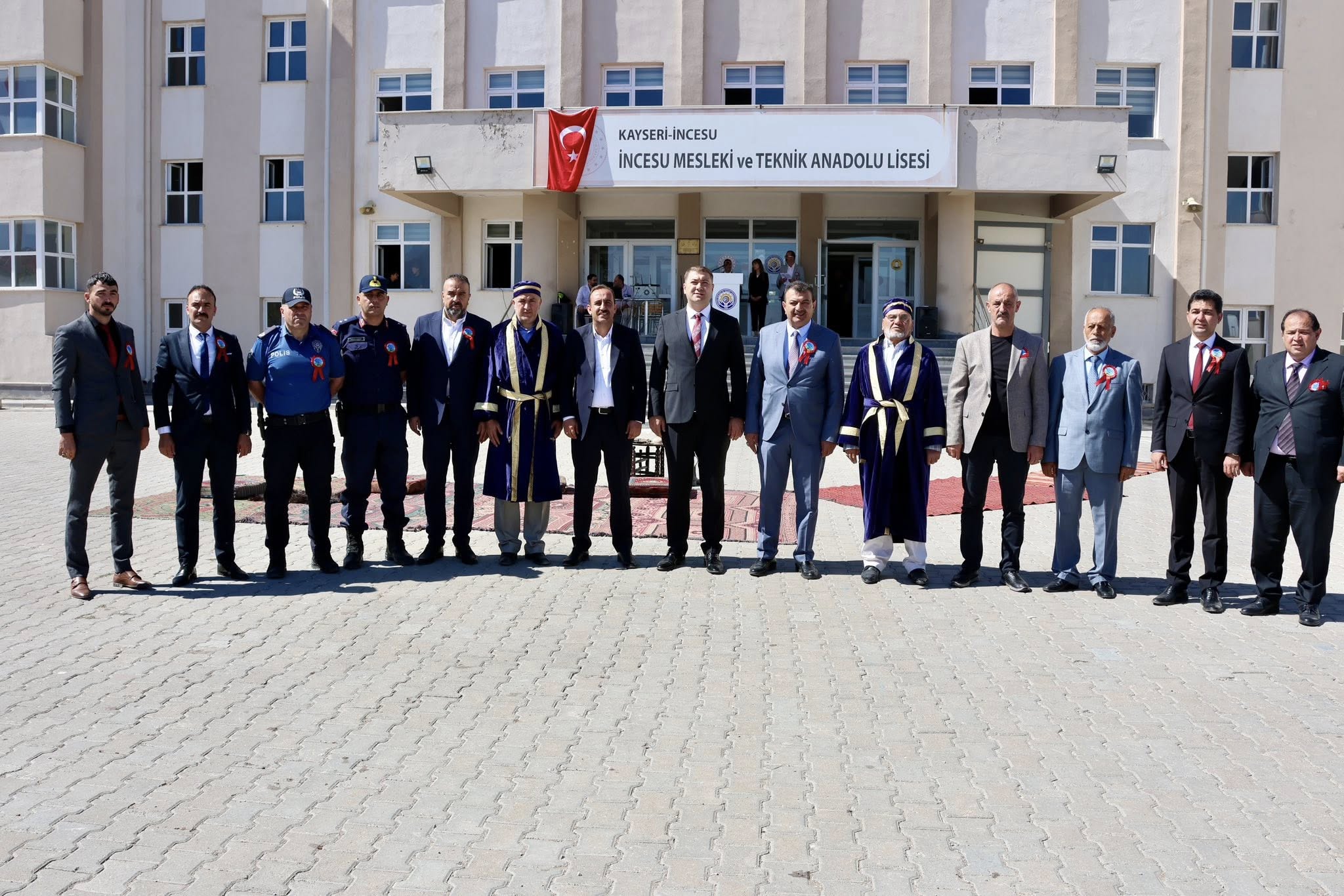 Belediye Başkanımız Av. Mustafa İLMEK, İlçe Kaymakamımız Sn. Ömer Said KARAKAŞ ile İncesu Mesleki ve Teknik Anadolu Lisesi Okulunda düzenlenen Ahilik haftası ve şed kuşatma törenine katıldı.