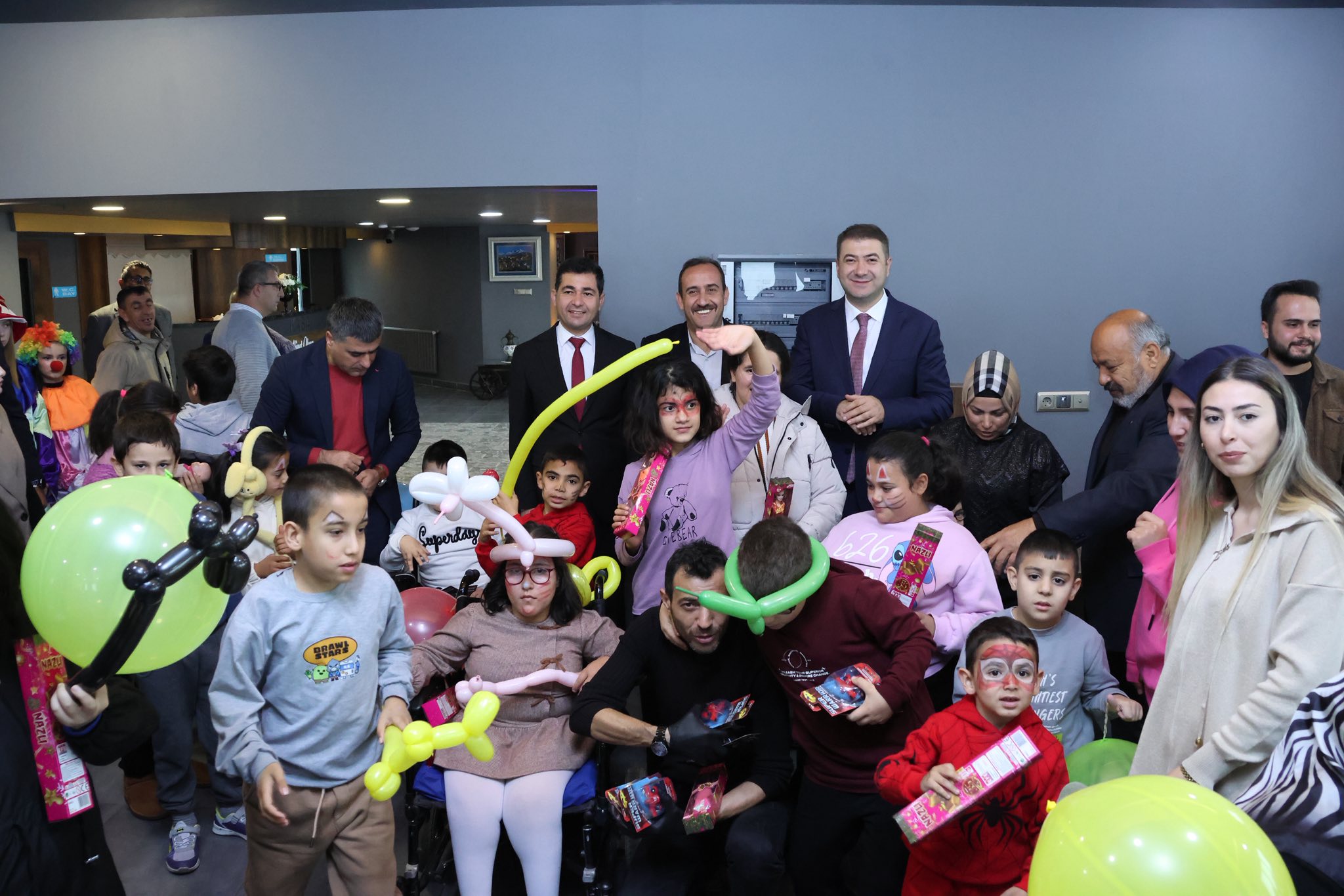 Programa Özel davetli olarak ilçemizin iki kıymetli insanı olan Savaş Bağlar ve Ahmet Karaçavuş’ta yer aldı. Günün anısına pasta kesildi.