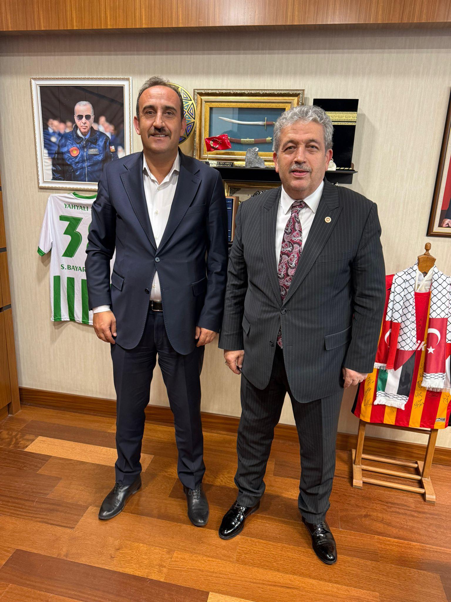 Belediye Başkanımız Av. Mustafa İLMEK, Türkiye Büyük Millet Meclisi ziyaretinde AK Parti Kayseri Milletvekilimiz Sn. Bayar ÖZSOY’u makamında ziyaret etti. İlçemiz adına istişare ve taleplerimizi ilettiğimiz Milletvekilimize nazik ev sahipliği için teşekkü