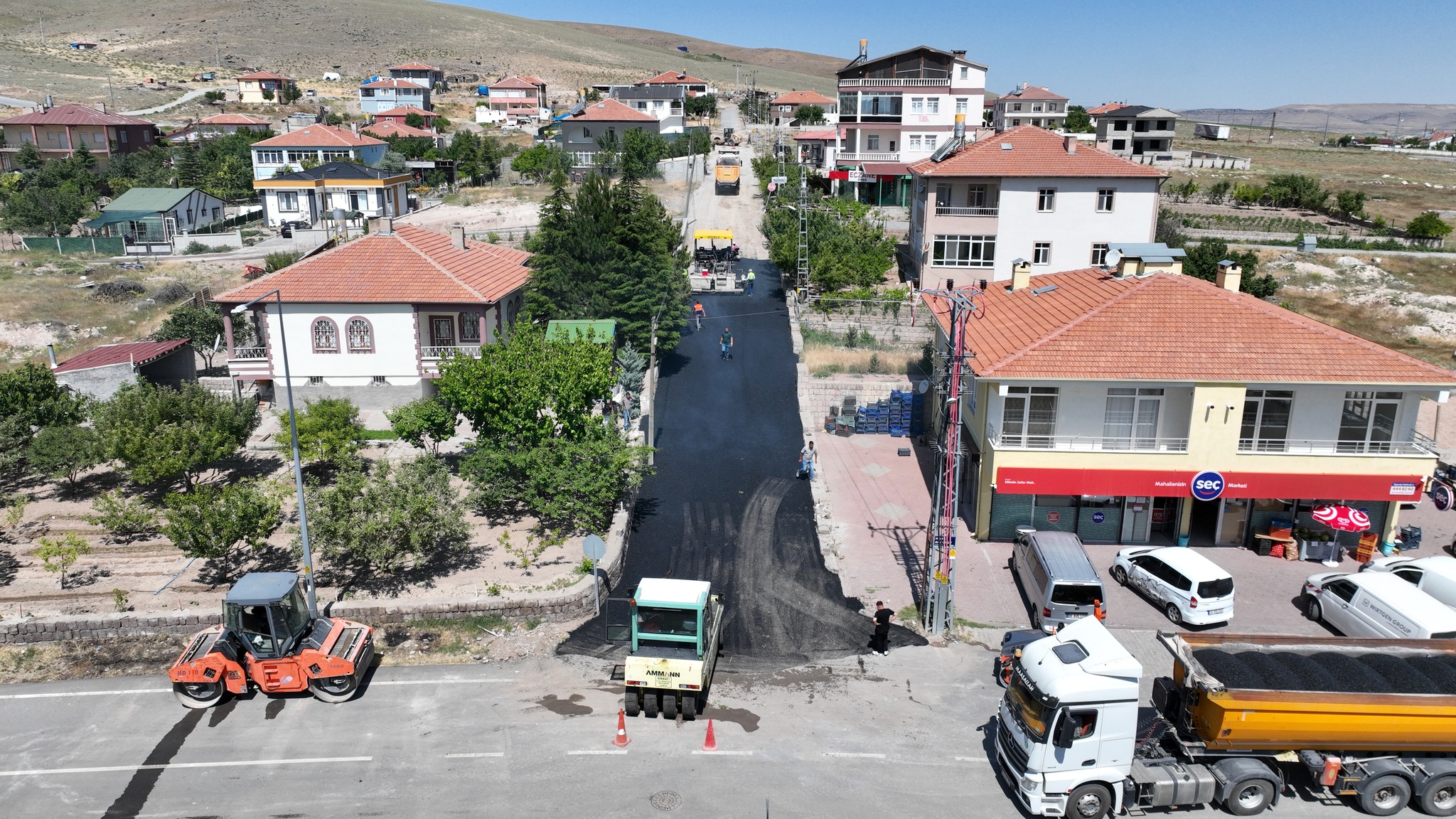 İlçemize bağlı Süksün Mahallemizde Belediyemiz tarafından belirlenen sokaklara sıcak asfalt serimi yapıldı. Planlama doğrultusunda çalışmalarımız devam edecektir.