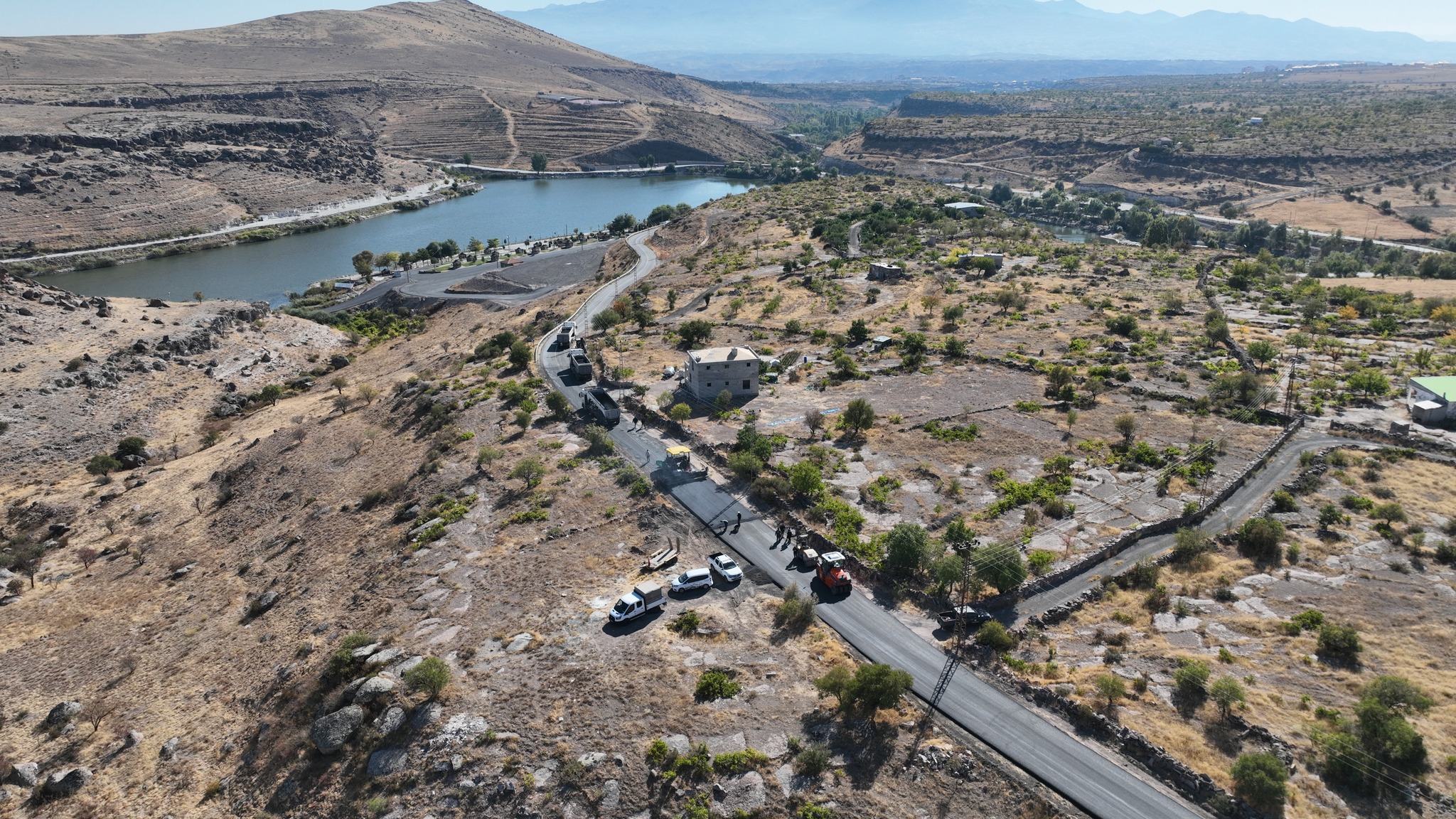 Belediyemiz Fen İşleri Müdürlüğü tarafından, kırsal mahallelerde ulaşımı kolaylaştırmak ve yaşam kalitesini yükseltmek amacıyla başlatılan yol yapım ve yenileme çalışmaları kapsamında;