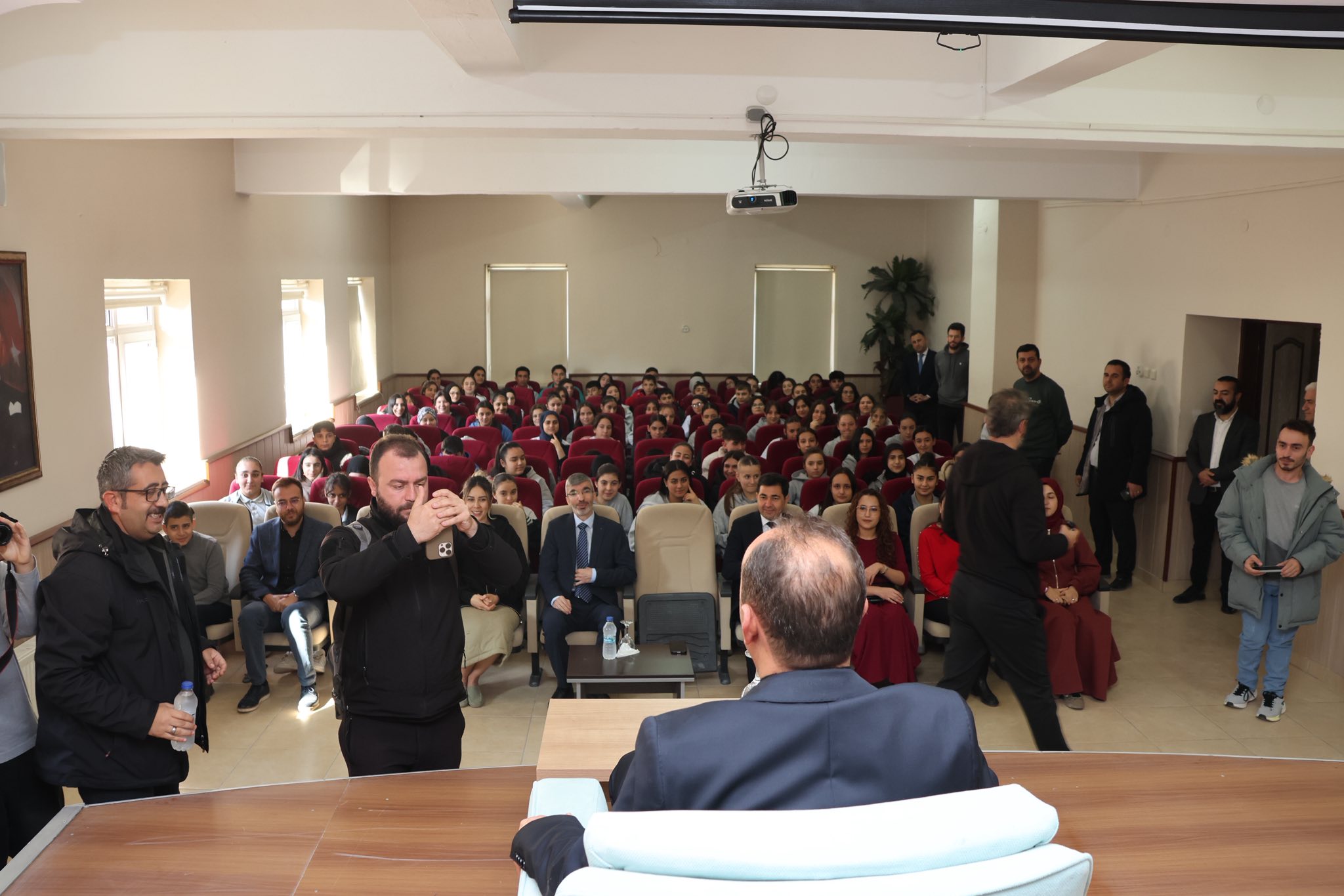 Başkanımız, yarınımız olan öğrencilerimize tavsiyelerde bulundu. Öğrencilerin sorularını cevaplandırdı…