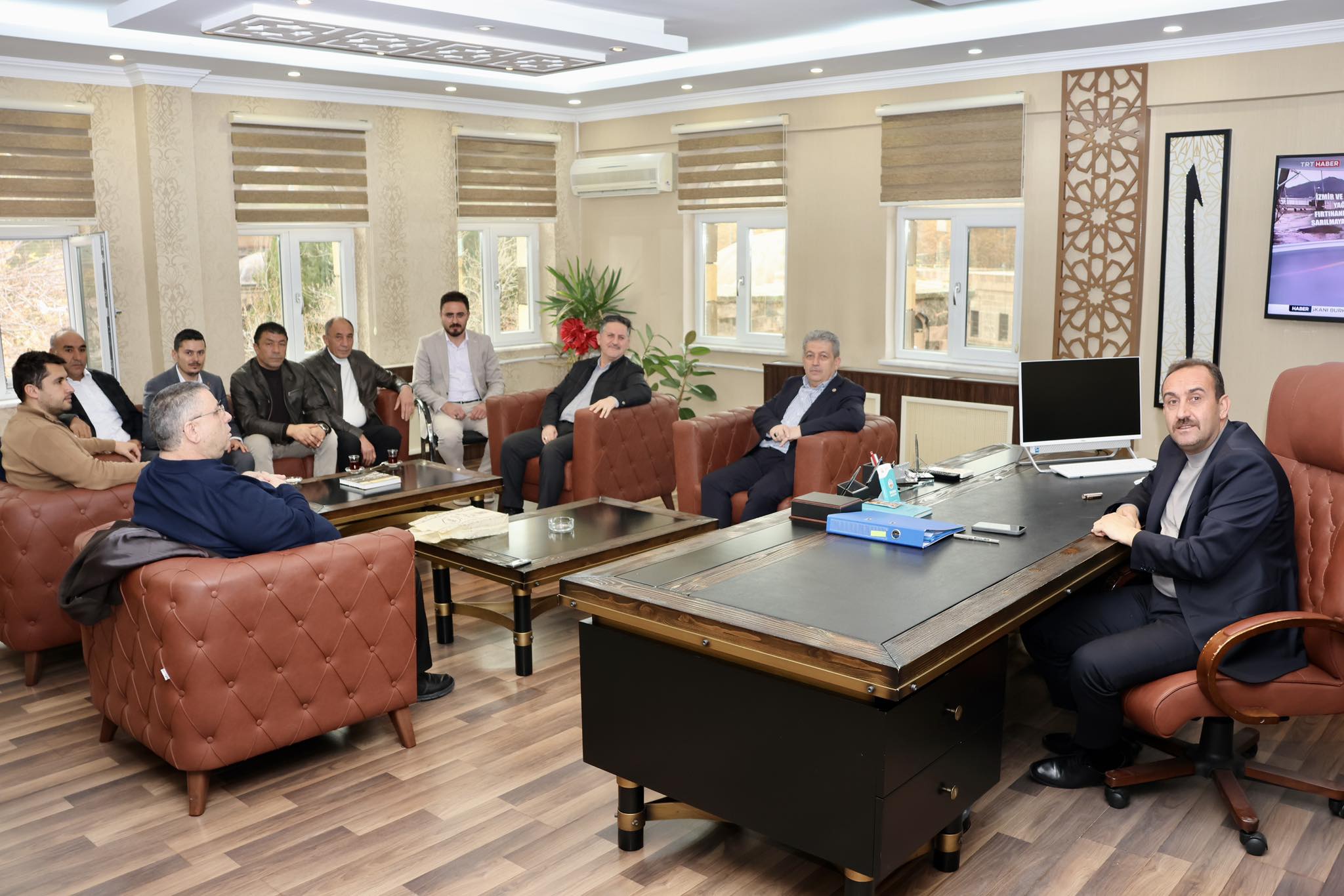 AK Parti Milletvekilimiz Sn. Bayar ÖZSOY, İş İnsanı Sn. Abdullah KESKİNKILIÇ, Belediye Başkanımız Av. Mustafa İLMEK’i makamında ziyaret etmişler. Milletvekilimize ve iş insanımıza nazik ziyaretleri için teşekkür ederiz.