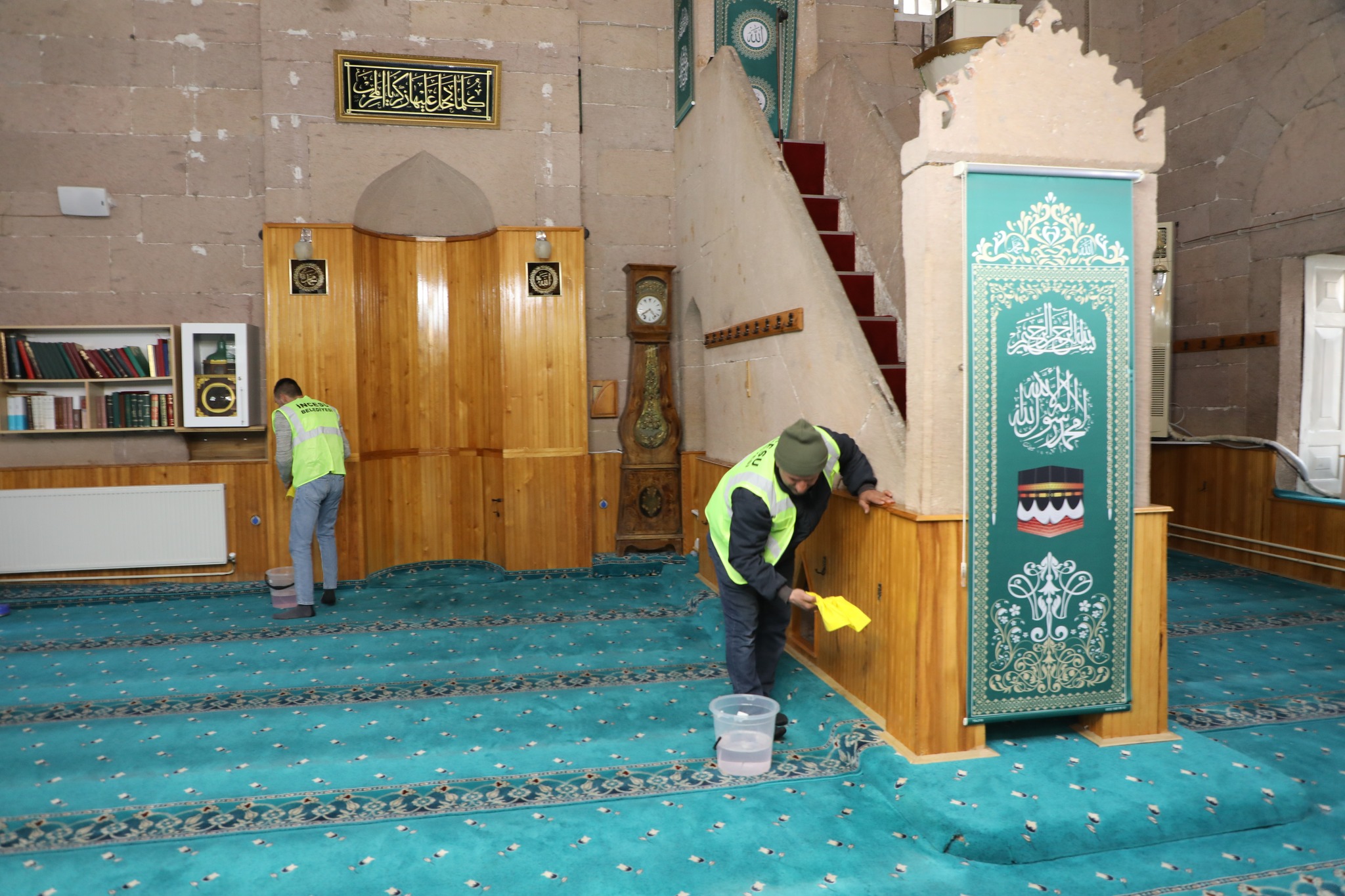 İncesu Belediyesi Fen İşleri Müdürlüğü bünyesinde kurduğumuz 'Cami Temizlik Ekibi' yaklaşan Ramazan ayı öncesi ilçemizdeki camilerde temizlik yaparak, Camilerimizi 11 ayın Sultanı Ramazanın atmosferine uygun şekilde hazırladı.