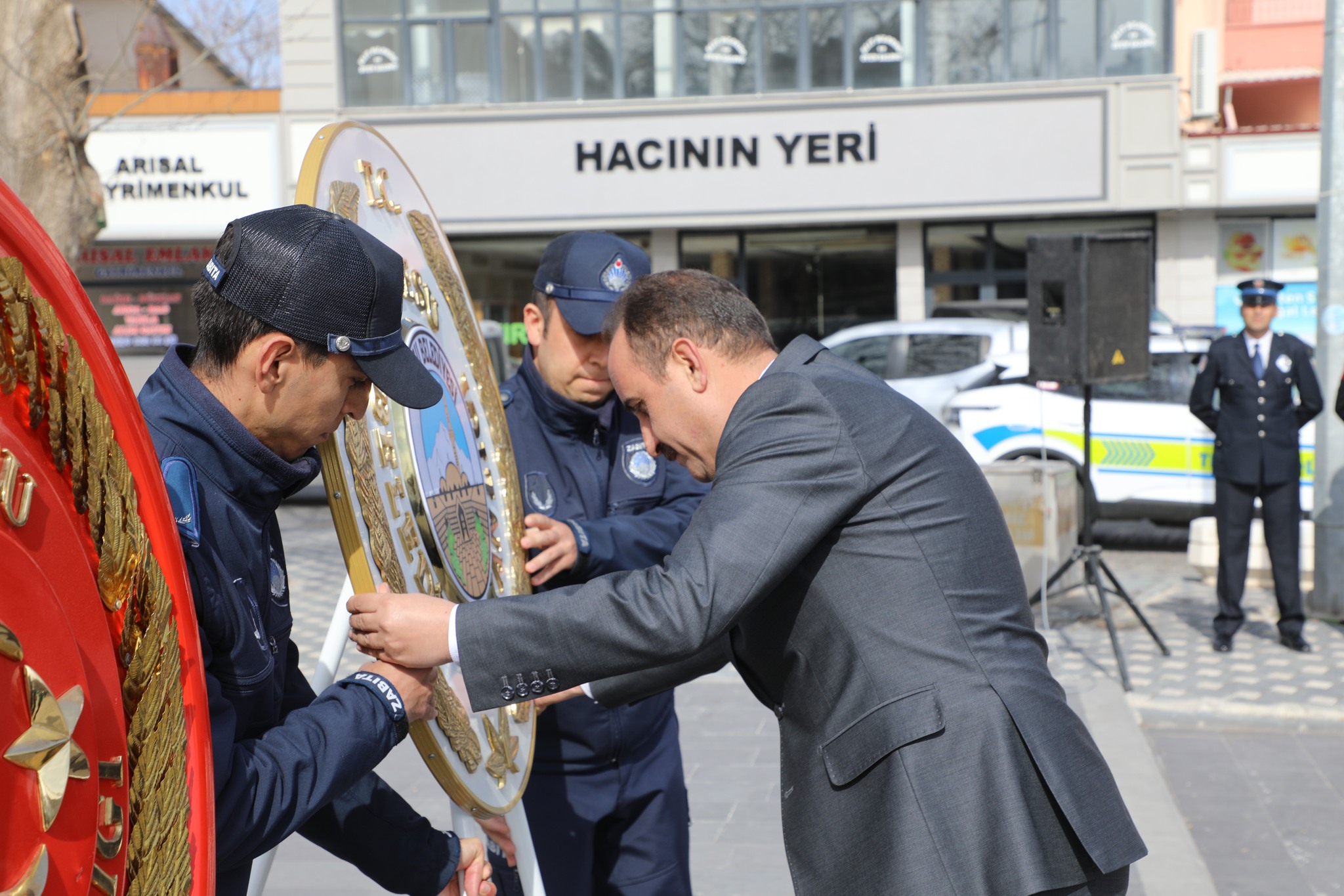 Belediye Başkanımız Av. Mustafa İLMEK, İlçe Kaymakamımız Sn Ömer Said KARAKAŞ ve değerli protokol, muhtar ve halkımızın katılımıyla 18 Mart Çanakkale Şehitleri Anma günü çelenk sunma törenine katıldı.