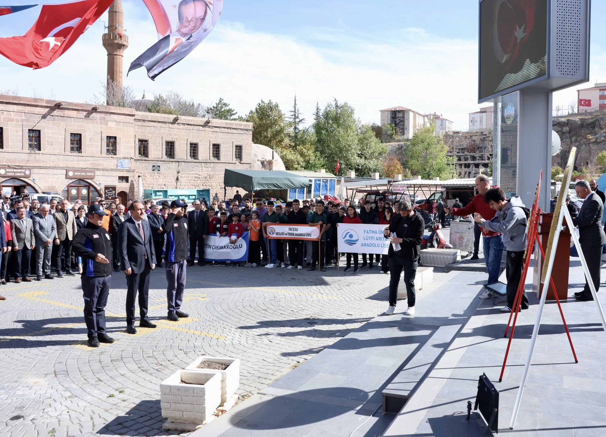 29 Ekim Cumhuriyet Bayramı nedeniyle ilçemizde çelenk sunma töreni Belediye Başkanımız Av. Mustafa İLMEK, İlçe Kaymakamımız Sn. Ömer Said KARAKAŞ, AK Parti İlçe Başkanımız Sn. Mehmet KOÇ, ilçe protokolü, muhtarlarımız, ilçe müdürleri, öğrenciler ve halkım