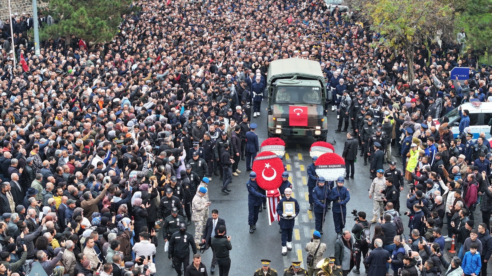 Aziz şehidimize Allah’tan rahmet diliyorum. Ailesinin, sevenlerinin, tüm milletimizin başı sağolsun.