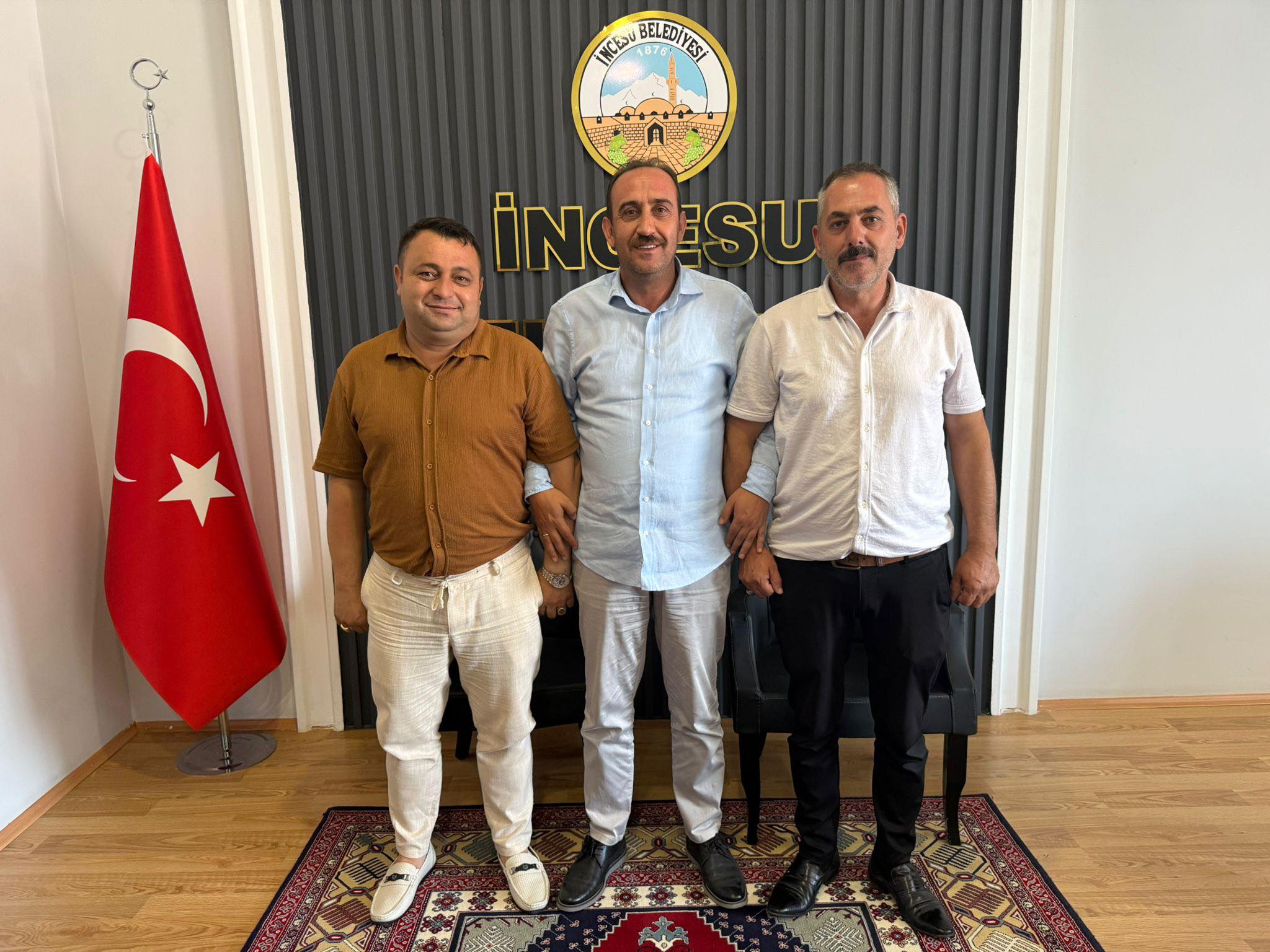 Süksün Hürriyet Mahalle Muhtarı Ayhan AYDIN ve Süksün Zafer Mahalle Muhtarı Cengiz AYDIN, Belediye Başkanımız Av. Mustafa İLMEK’i makamını ziyaret ederek mahallede yapılacak çalışmalarla ilgili istişarede bulundu.