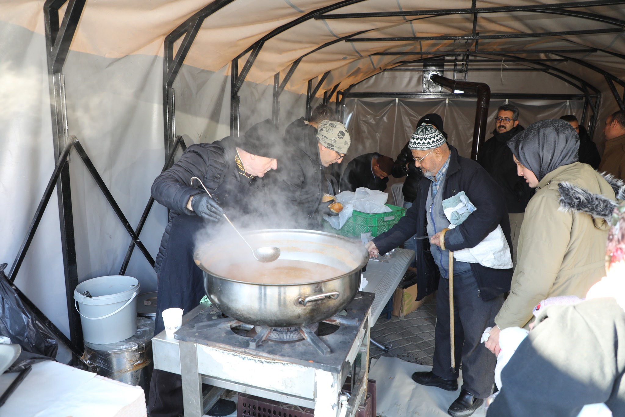 Hava sıcaklığının eksi 10 dereceyi bulduğu ilçemizde gerek pazar esnafı gerekse de halkımıza hazırladığımız sıcak çorbamız, güler yüzümüz ile yürekleri ısıttı.