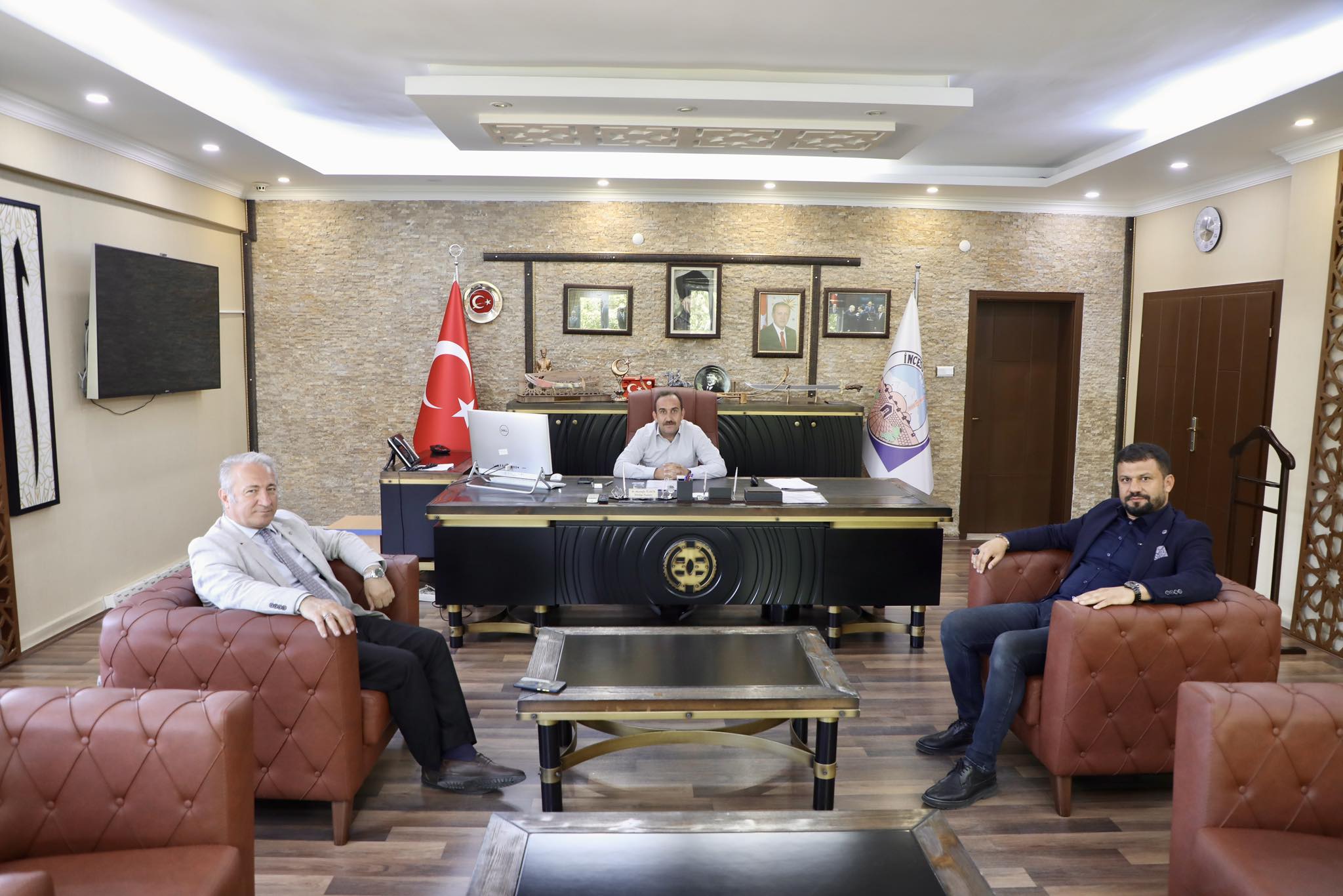 TCDD Kayseri Gar Müdürü Sn. Doğan DURUDUYGU ve Ulaştırma Memur-Sen Kayseri Şube Başkanı Sn. Abdullah SAYGI, Belediye Başkanımız Av. Mustafa İLMEK’i makamında ziyaret etti. Nazik ziyaretleri için teşekkür ederiz.