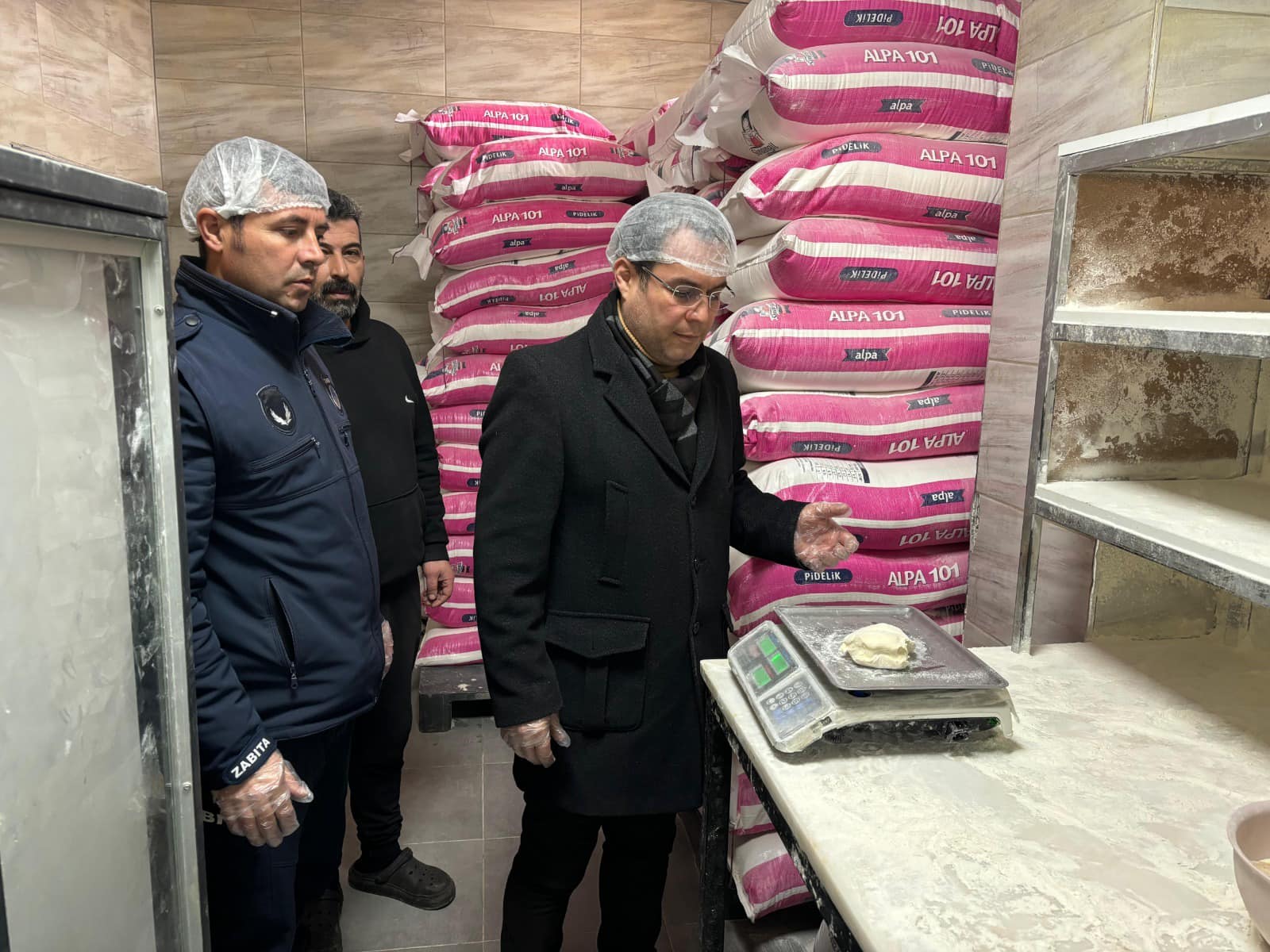 Yaklaşan Ramazan öncesi İncesu Belediyesi Zabıta Müdürlüğü ekipleri, ilçe genelindeki ve kendi bünyesindeki sosyal tesislerin fırın, imalathanelerinde tartı, hijyen denetimlerini gerçekleştirdi