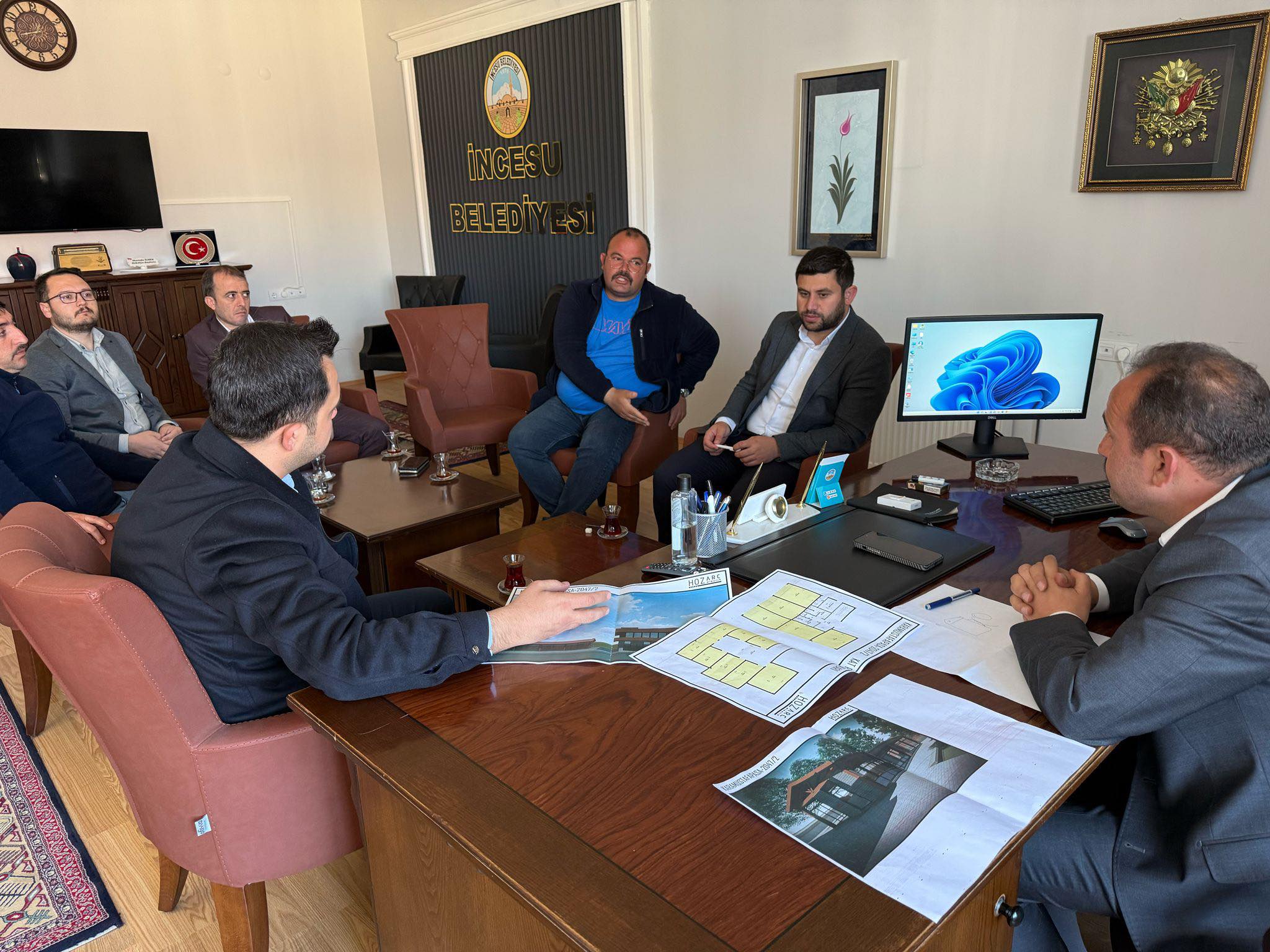 Belediye Başkanımız Av. Mustafa İLMEK birim müdürleri ile ilçemizde başlayacak yatırım projeleri ile ilgili etüd toplantısı gerçekleştirdi.
