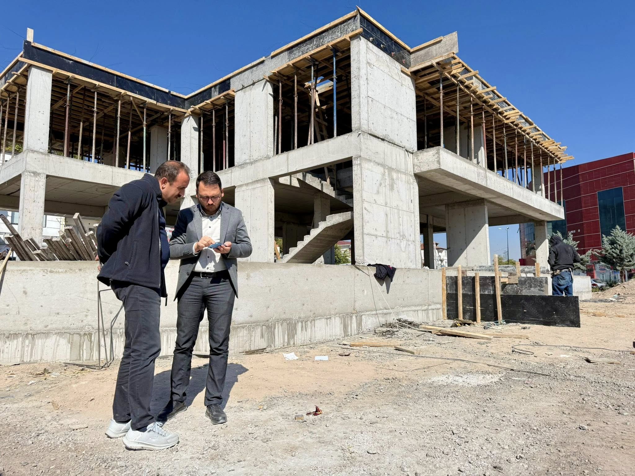 Belediye Başkanımız Av. Mustafa İLMEK, ilçemizde Belediyemizin yapımını gerçekleştirdiği iş merkezinin inşaatında incelemelerde bulundu.