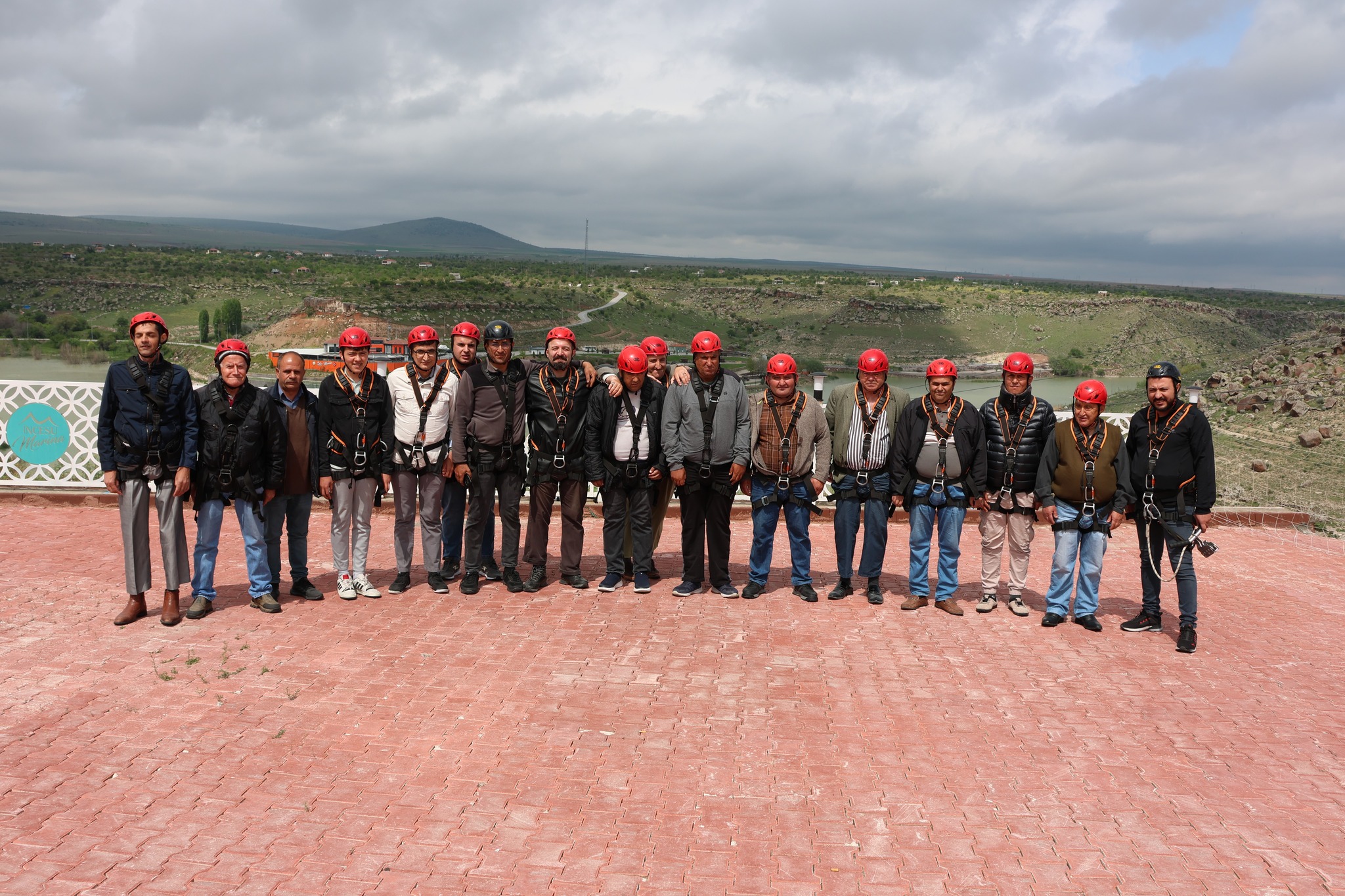 Engelliler Haftası kapsamında Nevşehir’in Gülşehir ilçesine bağlı Gümüşkent Bakım Rehabilitasyon ve Aile Danışma Merkezindeki 10 Özel gereksinimli misafirimiz zipline adrenalin merkezinde zipline tecrübesi yaşadı.