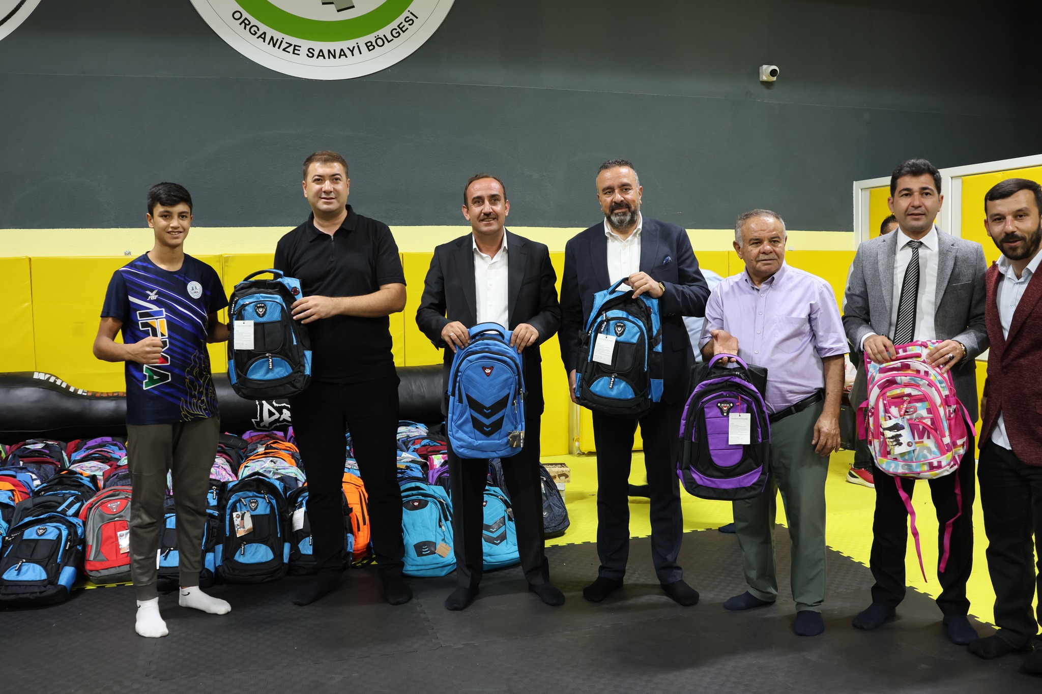 Belediye Başkanımız Av. Mustafa İLMEK, İlçe Kaymakamımız Sn. Ömer Said KARAKAŞ, İncesu OSB Başkanımız Sn. İrfan PÜSKÜLLÜ ve OSB yönetim kurulu üyeleri bugün başlayan 2025-2026 Eğitim Öğretim yılında İncesu OSB ERVA Spor kulübü sporcularına kırtasiye yardı