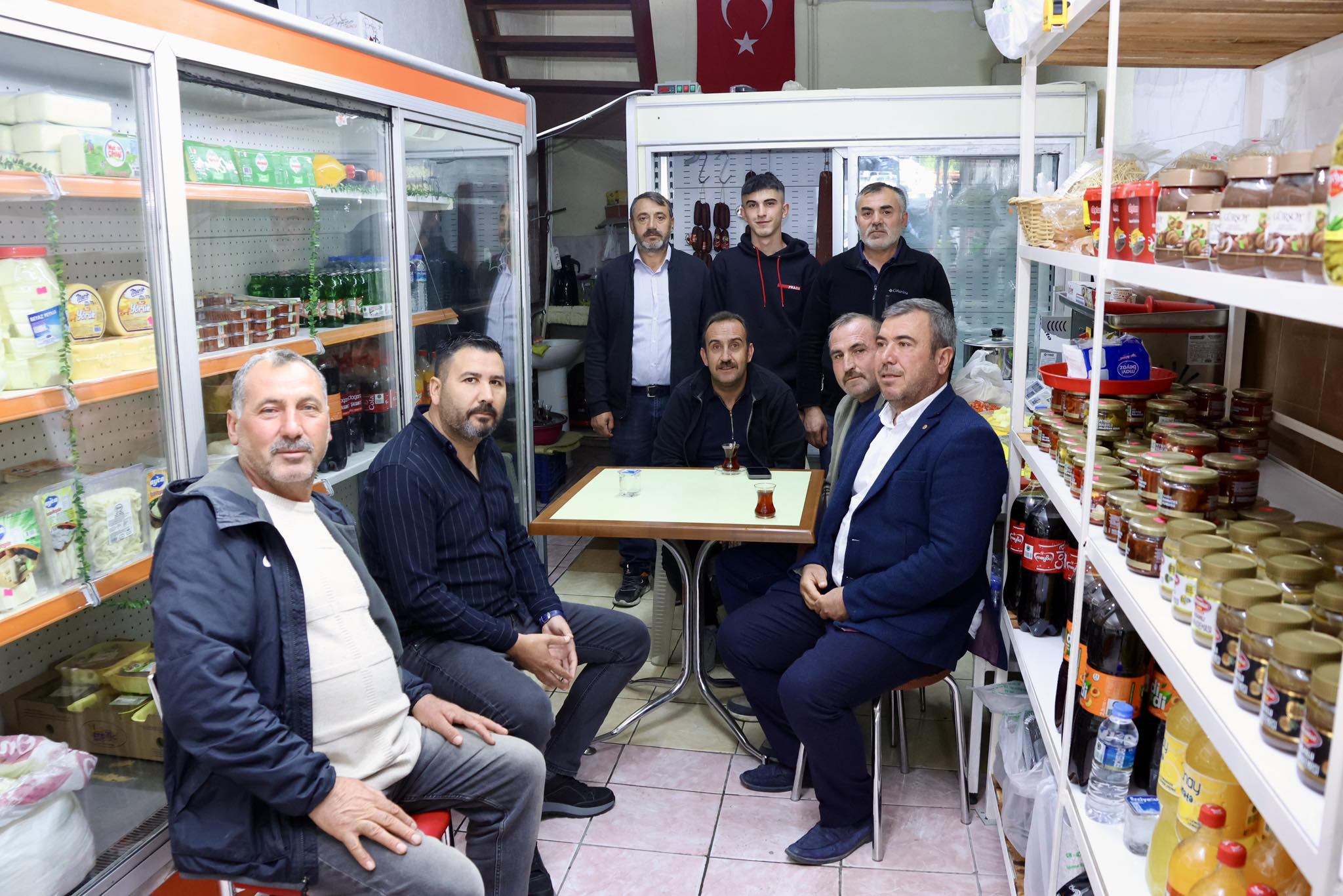 Belediye Başkanımız Av. Mustafa İLMEK, ilçemizde açılan Tağman Şarküteri firmasını ziyaret etti.  Firmamıza hayırlı kazançlar diler ev sahipliği için Mustafa Tağman’a teşekkür ederiz.