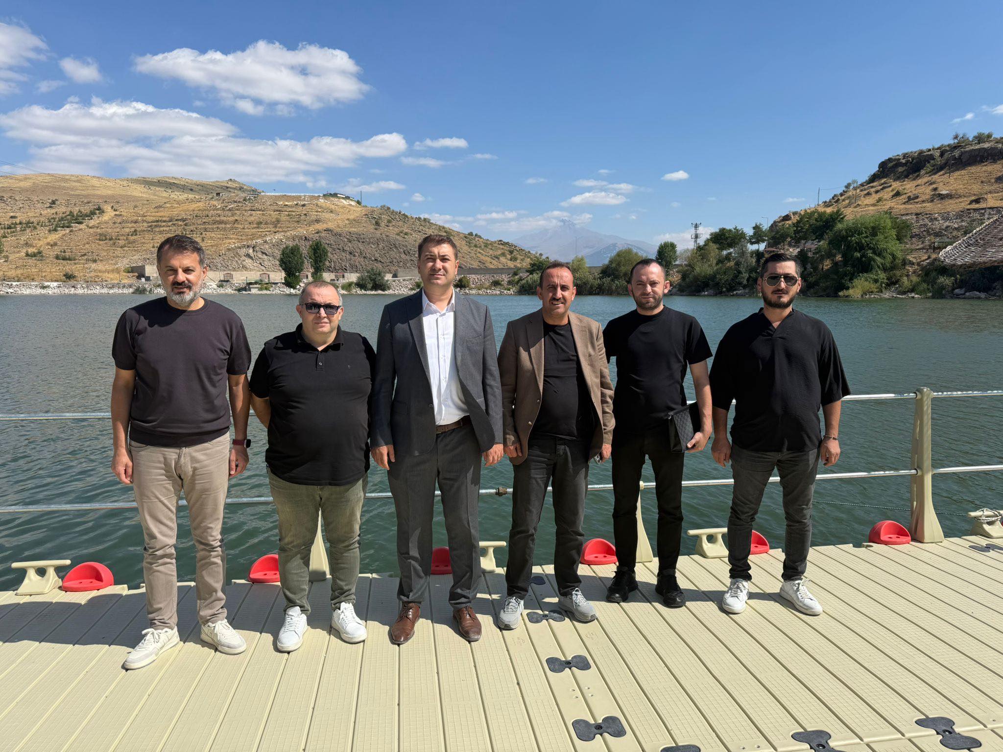 Belediye Başkanımız Av. Mustafa İLMEK, İlçe Kaymakamımız Sn. Ömer Said KARAKAŞ ve değerli organizasyon heyeti, 27-28 Eylül’de İncesu Marina’da yapılacak Dünya’nın en büyük 3’ncü Festivali olan Dragon Festivali’nin yapılacağı alanda incelemede bulundu.