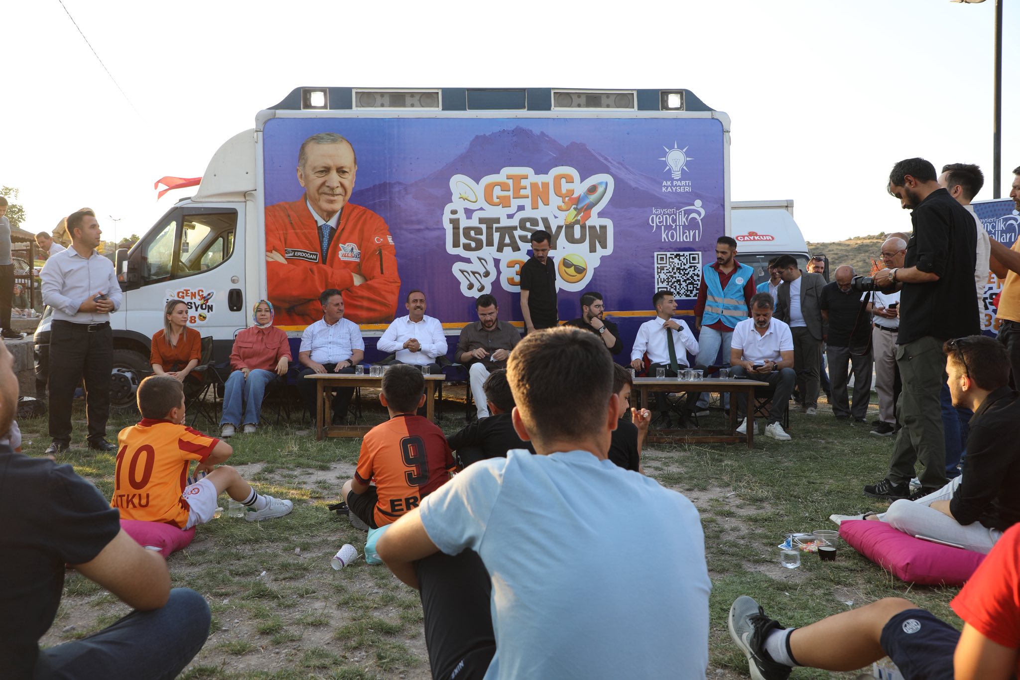 Belediye Başkanımız Av. Mustafa İLMEK, AK Parti Gençlik Kolları tarafından İL Başkanımız Sn. Hüseyin OKANDAN, Gençlik Kollları İl Başkanı Sn. Hayri DANACI, Kadın Kolları İl Başkanı Meral KOŞAR, İlçe Başkanımız Sn. Mehmet KOÇ ve ilçe yöneticilerinin katılı