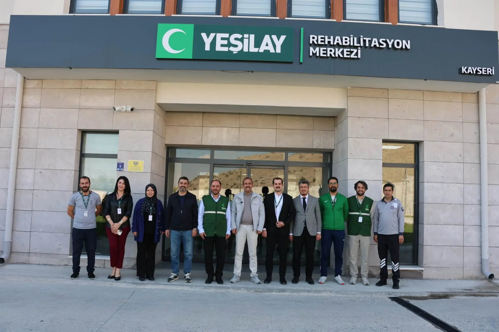 Merkezimizde kültürel ve mesleki aktivitelere katkı sağlamak amacıyla aldığımız hediyeler teslim edilirken, bu merkezimizin yanında olmaya devam edeceğiz.