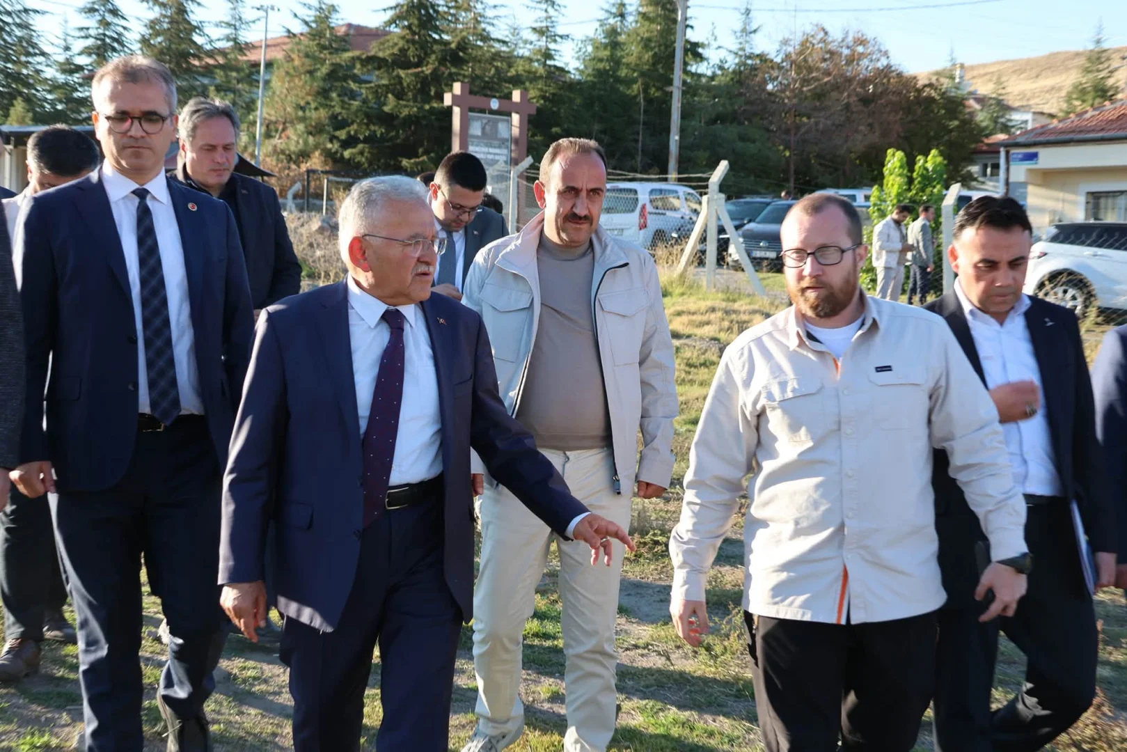 Örenşehir Mahallesinde yapılan mozaik kazı çalışmalarını yerinde inceleyerek, çalışmalar hakkında bilgiler aldı.