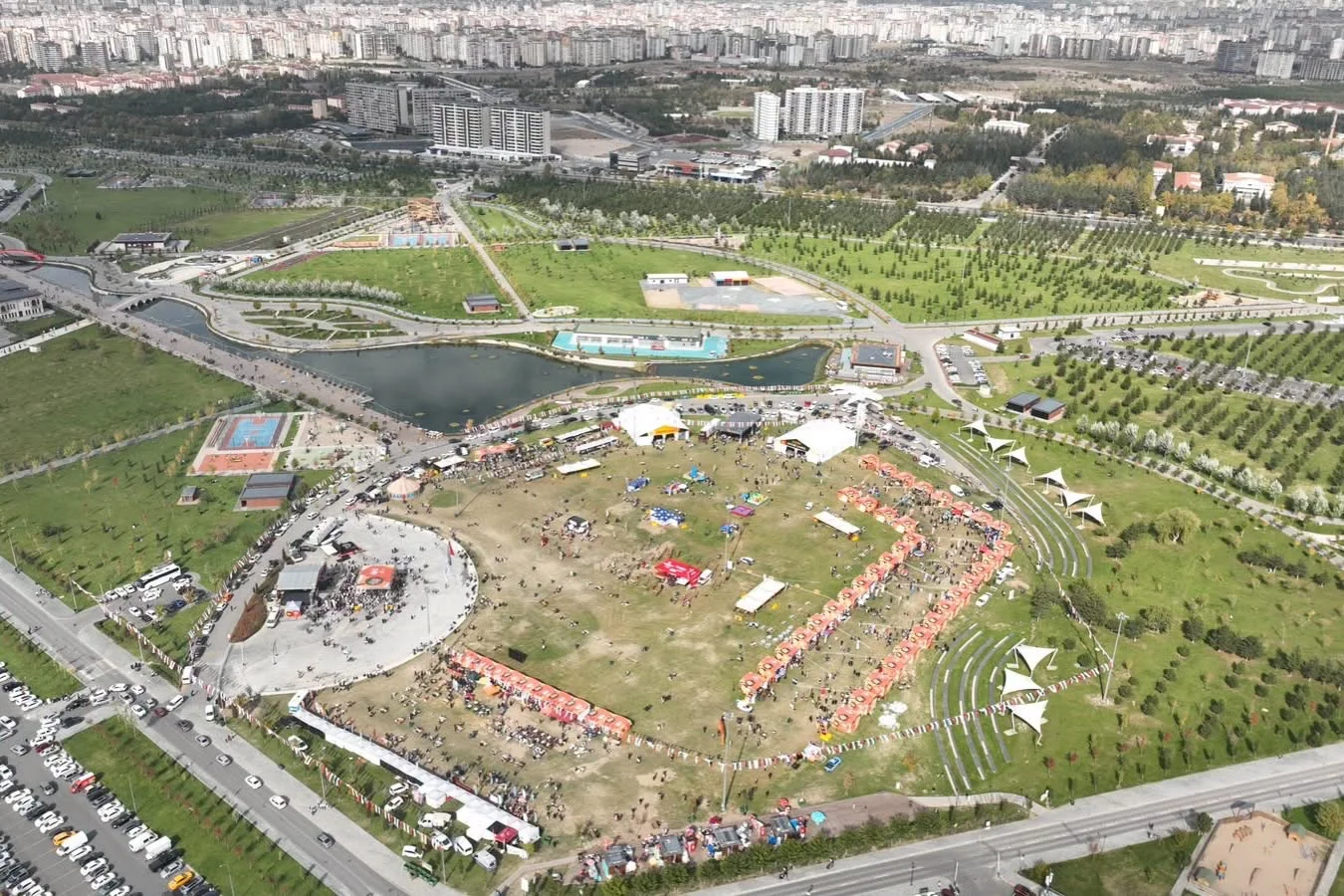 Kayseri Büyükşehir Belediyemizin ev sahipliğinde düzenlenen festivalde, Belediyemiz tarafından kurulan gastronomi standımız, üçüncü günde de vatandaşlarımızın yoğun ilgisiyle karşılaştı.