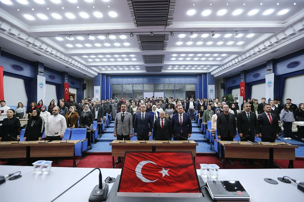 Yolu bir zamanlar Kayseri’ye de uzanan ve İncesu’da Kara Mustafa Paşa Kervansarayı’nda yazdığı ‘Han Duvarları’ şiiri ile hafızalarımıza kazınan şair Faruk Nafiz Çamlıbel’in
