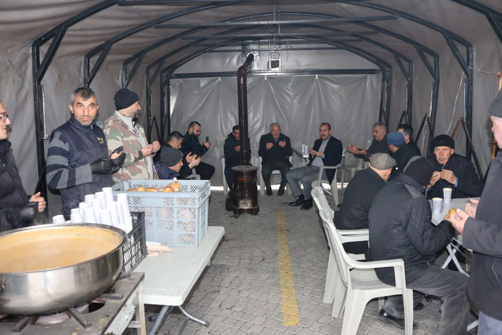 Belediye Başkanımız Av. Mustafa İLMEK, İlçe Başkanımız Sn. Mehmet KOÇ ile geleneksel hale getirdiğimiz pazarcı esnafı ve halkımız için hazırlanan Halk Çorbasına katıldı.