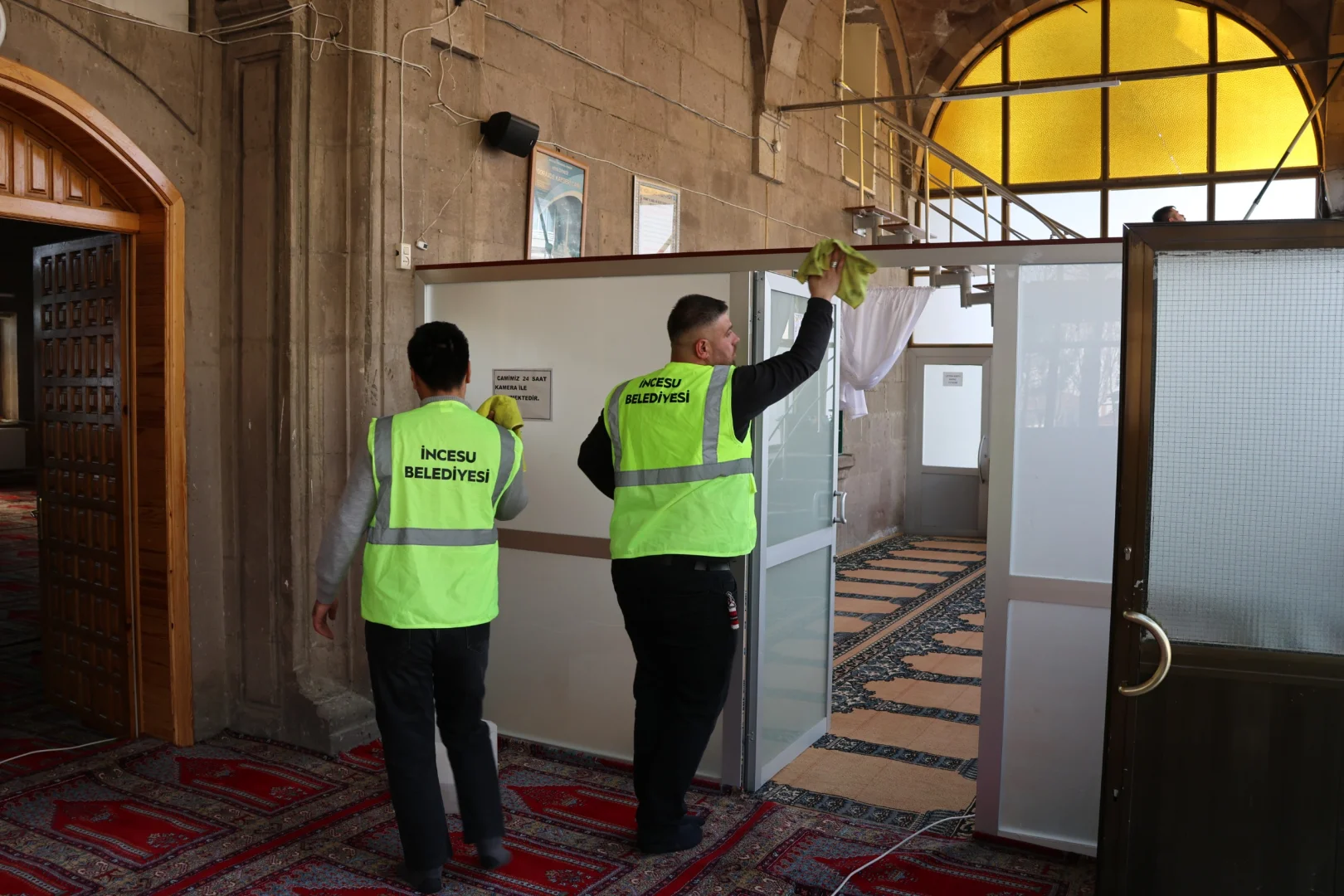 İncesu Belediyesi tarafından oluşturulan ‘Cami temizleme ekibi’ yaklaşan Ramazan öncesi camileri temizleyerek hazır hale getirdi.