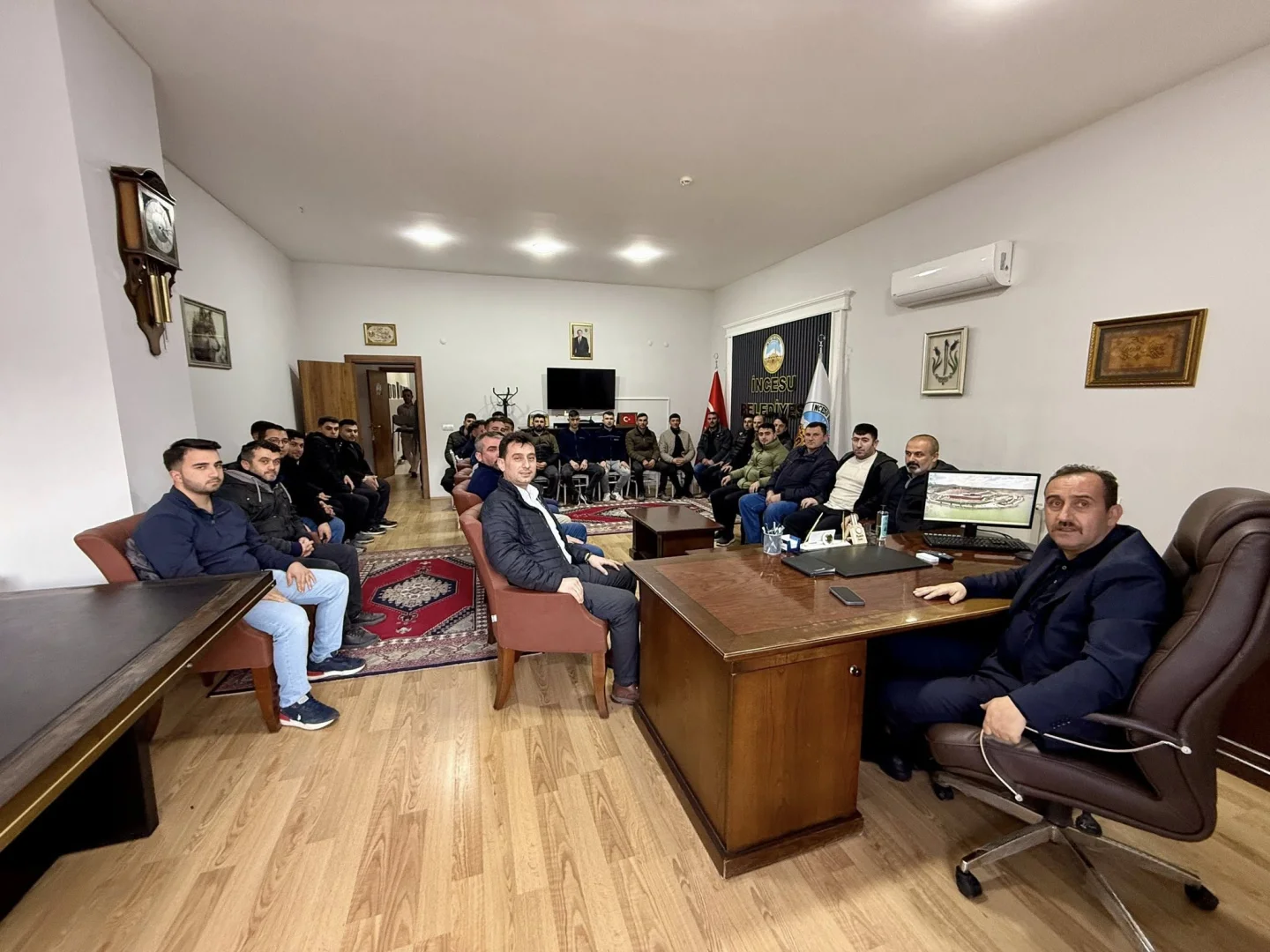 Sn. Ahmet COŞKUN ve kıymetli mesai arkadaşları Belediye Başkanımız  Av. Mustafa İLMEK'i ziyaret ederek geleneksel iftar programlarına davet etti.