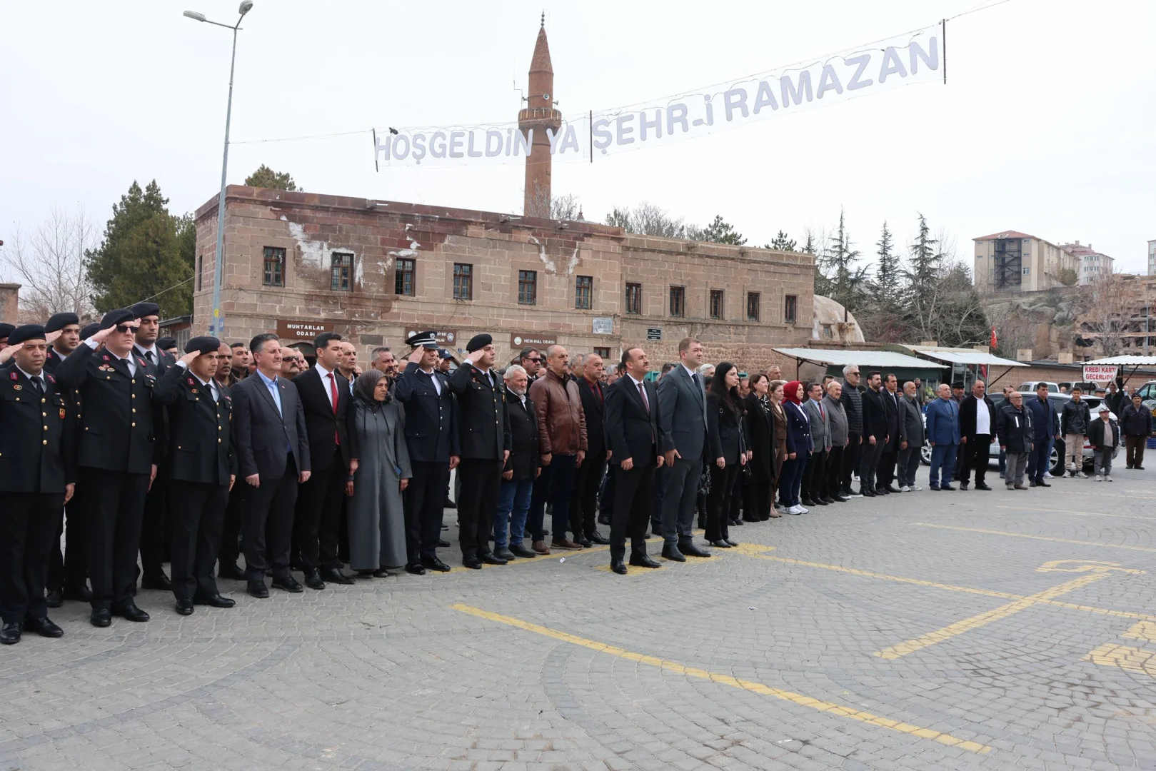 18 Mart Çanakkale Zafer ve Şehitleri Anma Günü nedeniyle ilçe meydanında Atatürk Anıtı önünde düzenlenen çelenk sunma töreni düzenlendi.