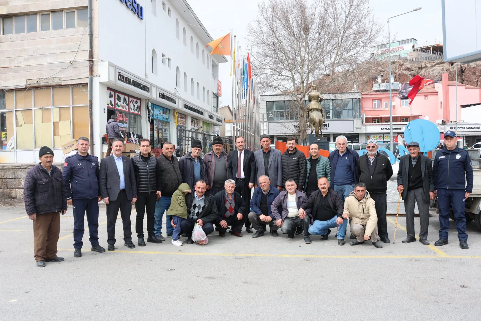 Günün bereketini hoş sohbet ve samimiyetle yaşıyoruz.