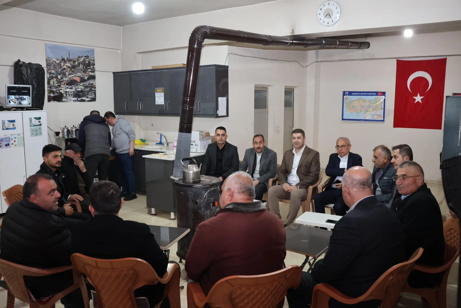 Kızılören Gençlik Merkezini ziyaret ederek çay içti, hasbihal etti.