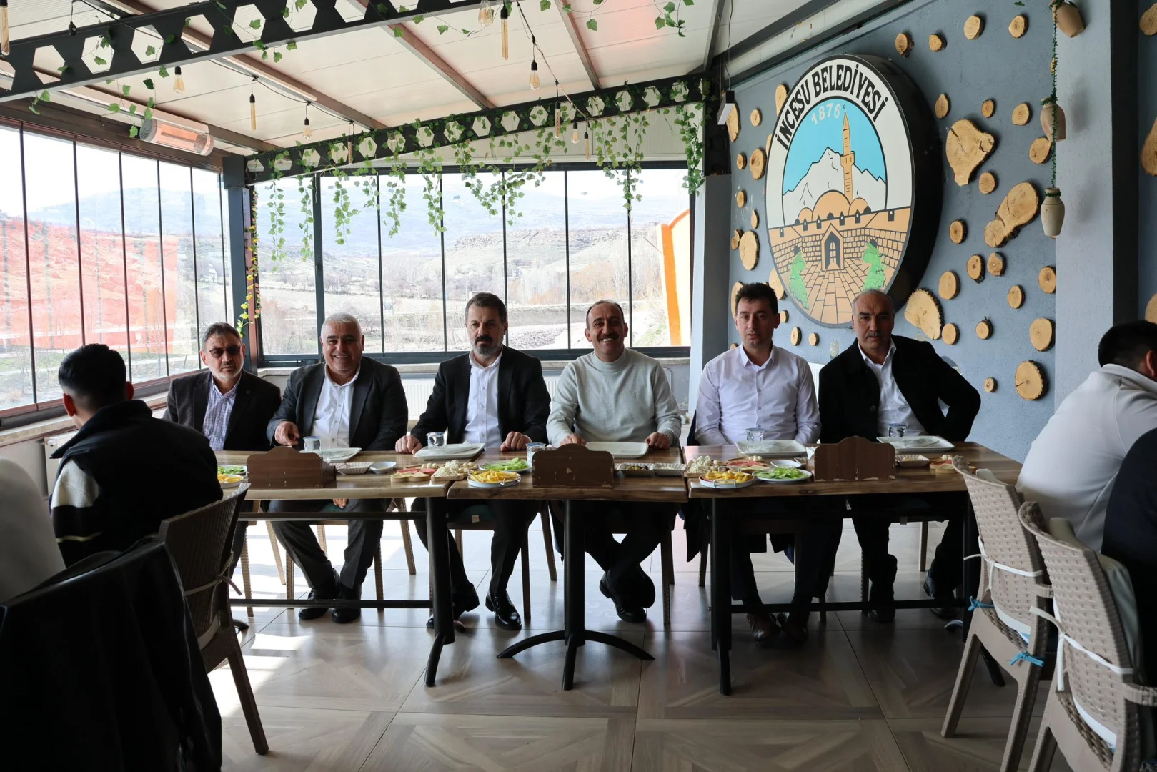 Birlik ve beraberlik içerisinde bayram sofrasında bir araya gelindi. Program sonunda da bayramlaşma yapıldı.