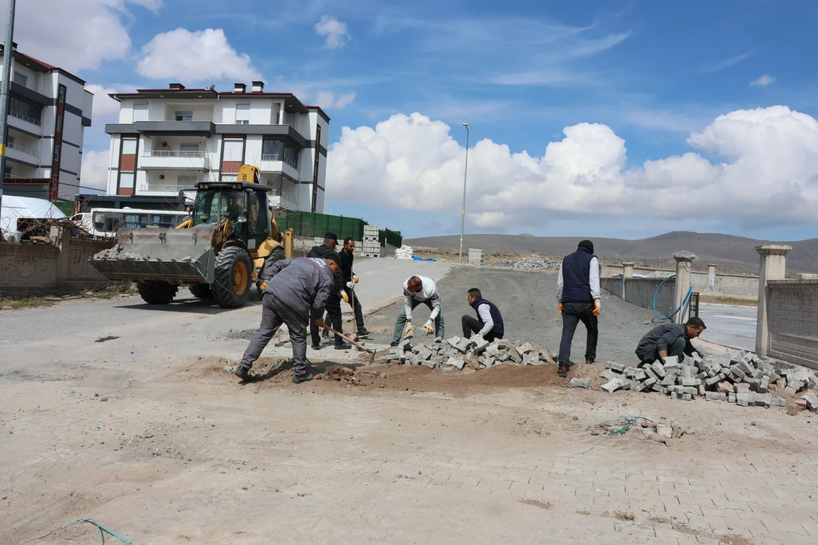 Mahallelerimizde ihtiyaç duyulan noktalarda bakım, onarım ve yeni parke döşeme çalışmalarını titizlikle sürdürüyoruz.