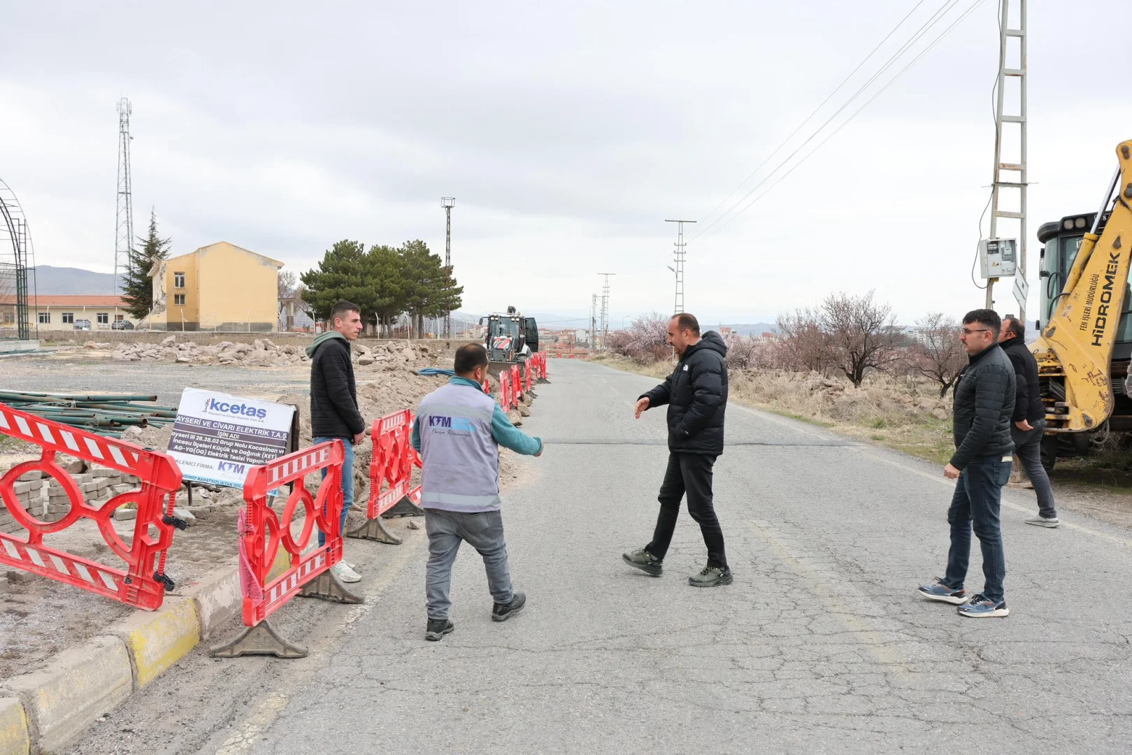 Vali İhsan Aras Mahallesi ve Fırın Önü Mahallesinde kcetaş tarafından yapımı sürdürülen elektirik tellerinin yer altına alınması ve aydınlatma direkleri dikilmesi çalışmalarını yerinde inceledik.