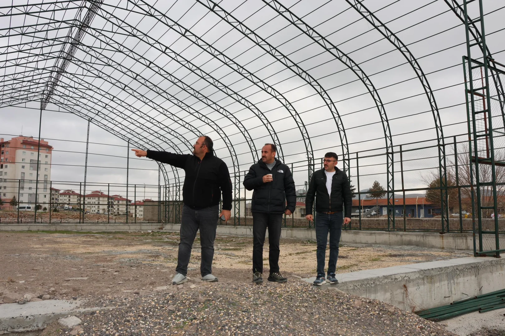 Belediye Başkanımız Av. Mustafa İLMEK modern standartlara uygun olarak inşa edilen halı saha çalışmalarını yerinde inceledi. İlçemize hayırlı olsun..