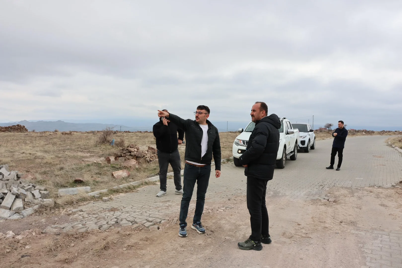 Belediye Başkanımız Av. Mustafa İLMEK Aksu bağları dedemli mevkiinde yapımı sürdürülen 1.700 metrelik şebeke suyu çalışmasını yerinde inceledi. Daha güzel ve yaşanılabilir İncesu için çalışıyoruz..