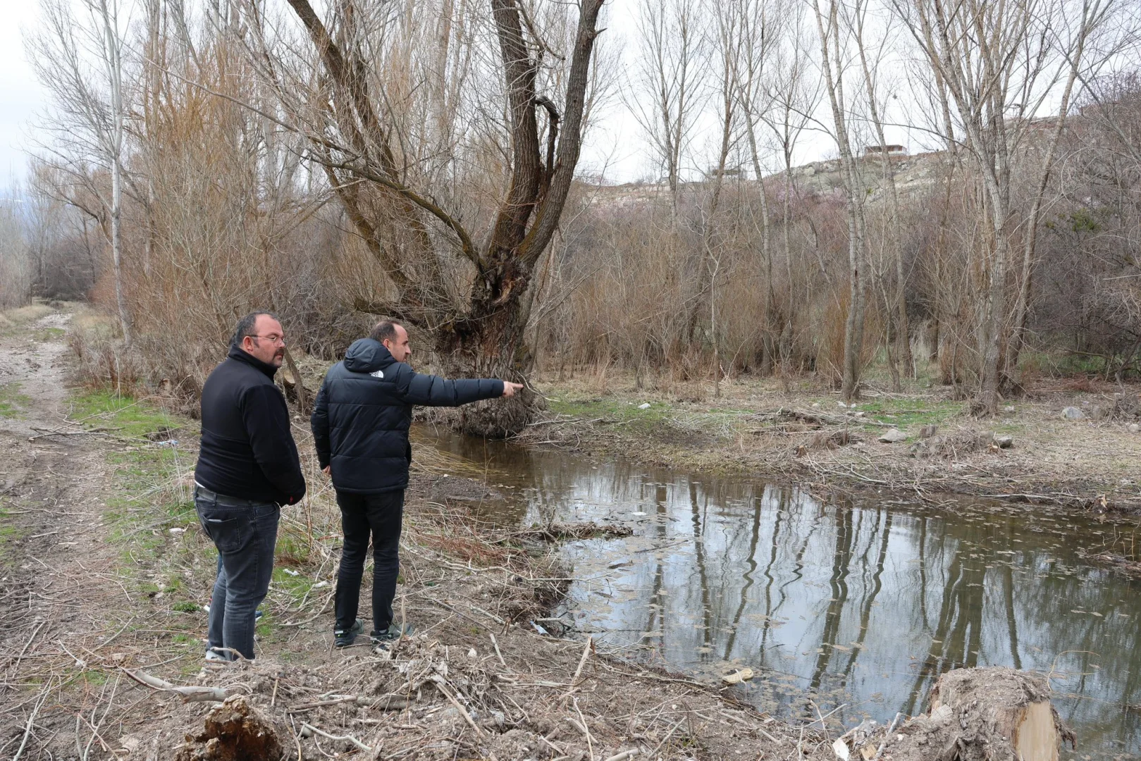 Belediye Başkanımız Av. Mustafa İLMEK İncesu marina’da yapımı süren çevre düzenlemeri, baraj etrafına uygulanan elektirik ve su kanallarının yer altından alınması çalışmalarını yerinde inceledi.