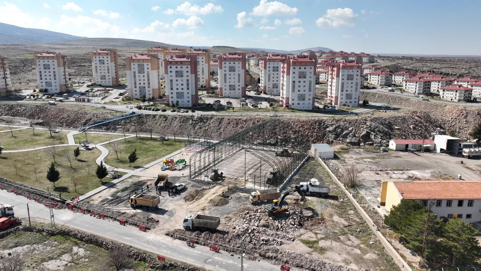 Halı saha çalışmalarımız hız kesmeden devam ediyor. Daha güzel incesu için çalışıyoruz..