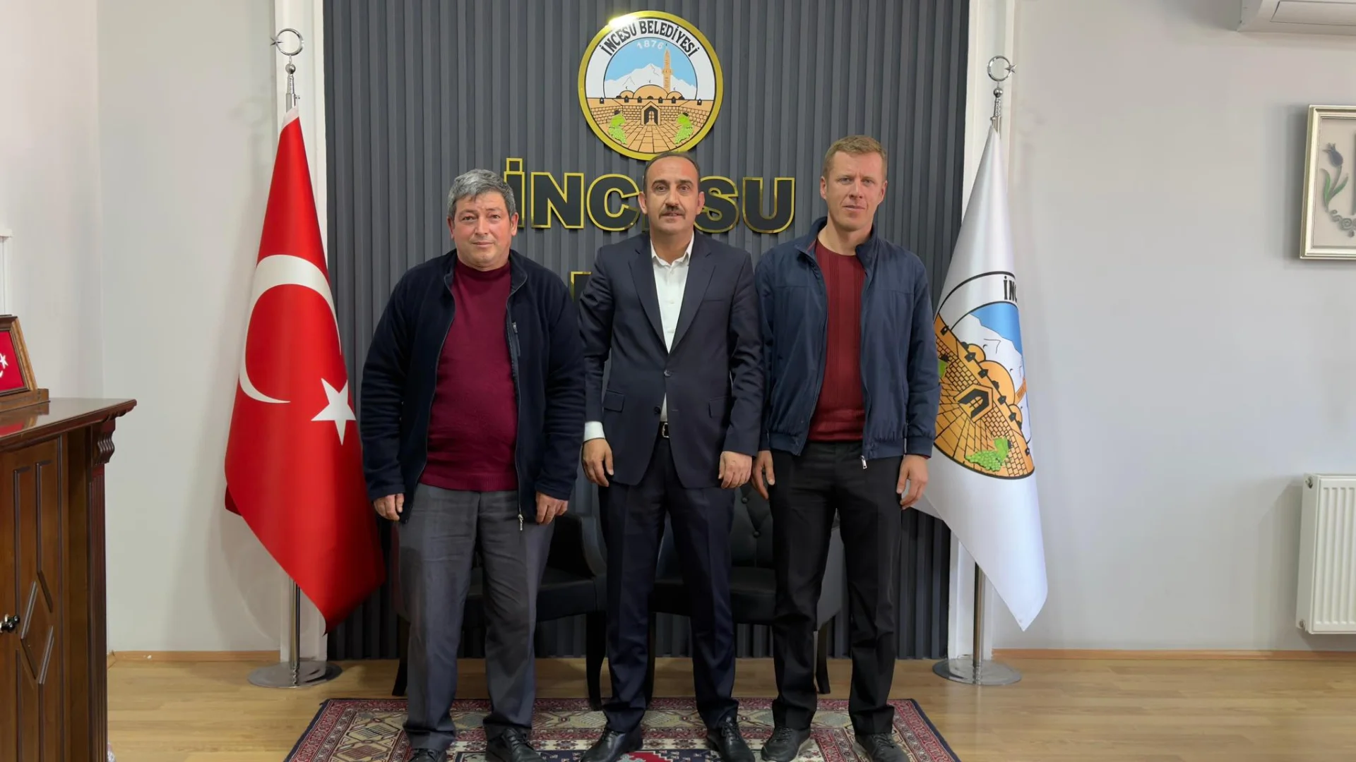 Sarıkürklü mahalle muhtarımız Sn. Hacı Ahmet BAKTUR ve Dokuzpınar mahalle muhtarı Sn. Fatih ÇELEBİ Belediye Başkanımız Mustafa İLMEK’i makamında ziyaret etti. Nazik ziyaretleri için teşekkür ederiz.