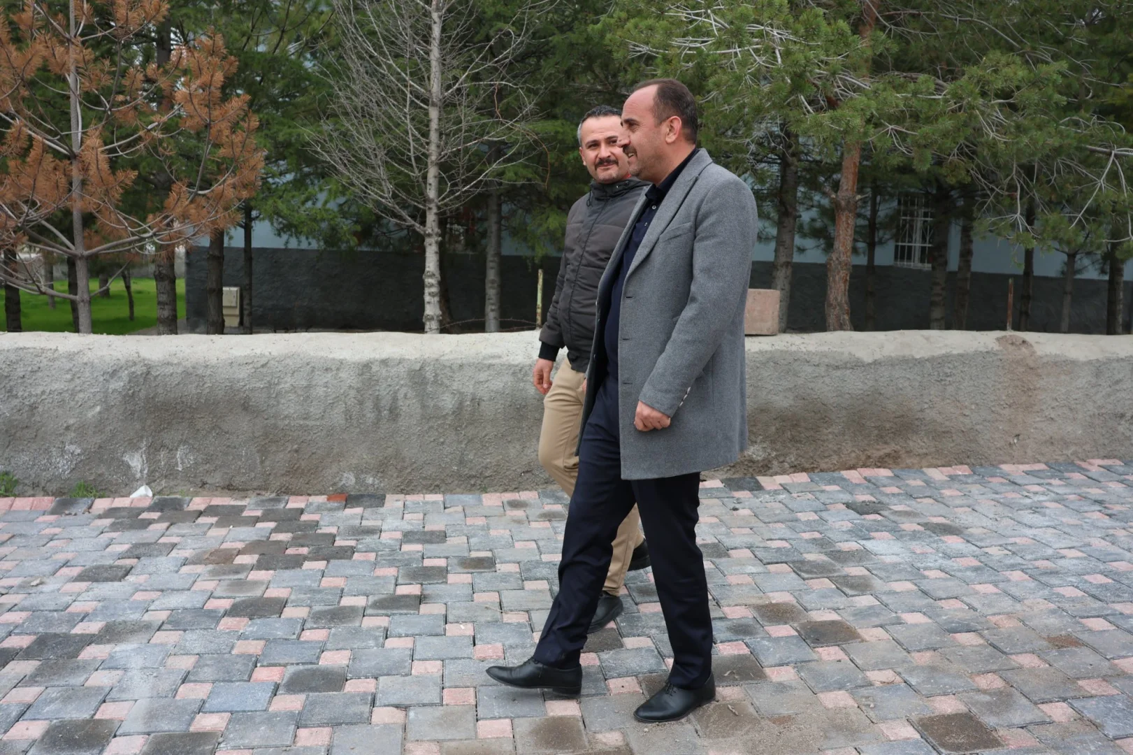 Belediye Başkanımız Av. Mustafa İLMEK Örenşehir mahallemizde yapımı sürdürülen Örenşehir cami ve Hz. Muhammed camisinde bahçe düzenlemesi çevre düzenlemesi ve parke yapım çalışmalarını yerinde inceledi.