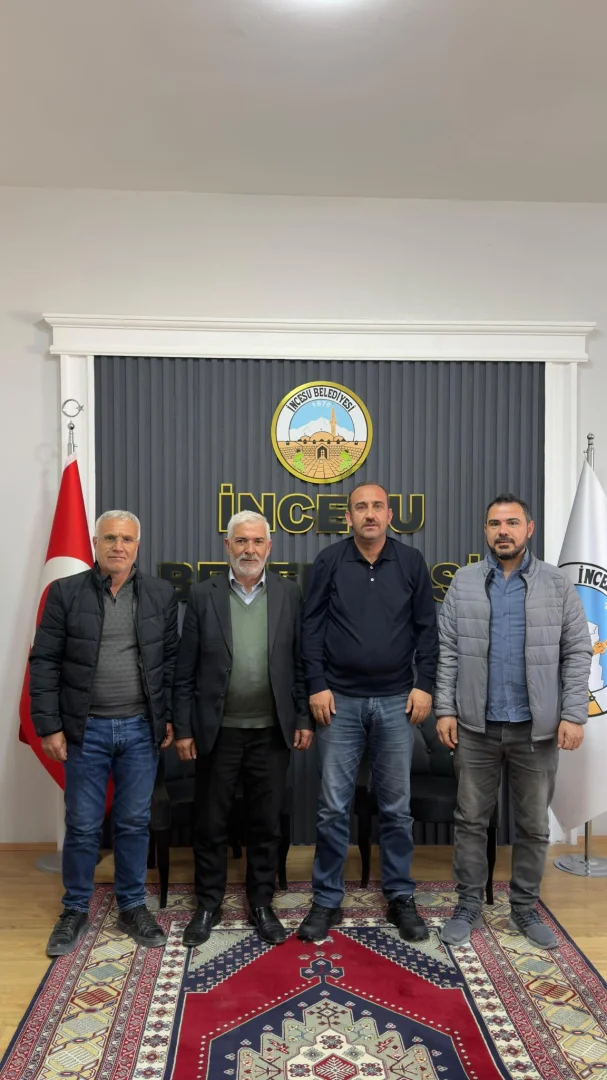 Saraycık mahalle muhtarı Sn. Şahismail KULAKSIZ ve kıymetli mahalle sakinleri ile birlikte Belediye Başkanımız Av. Mustafa İLMEK’i makamında ziyaret etti. Nazik ziyaretleri için teşekkür ederiz.