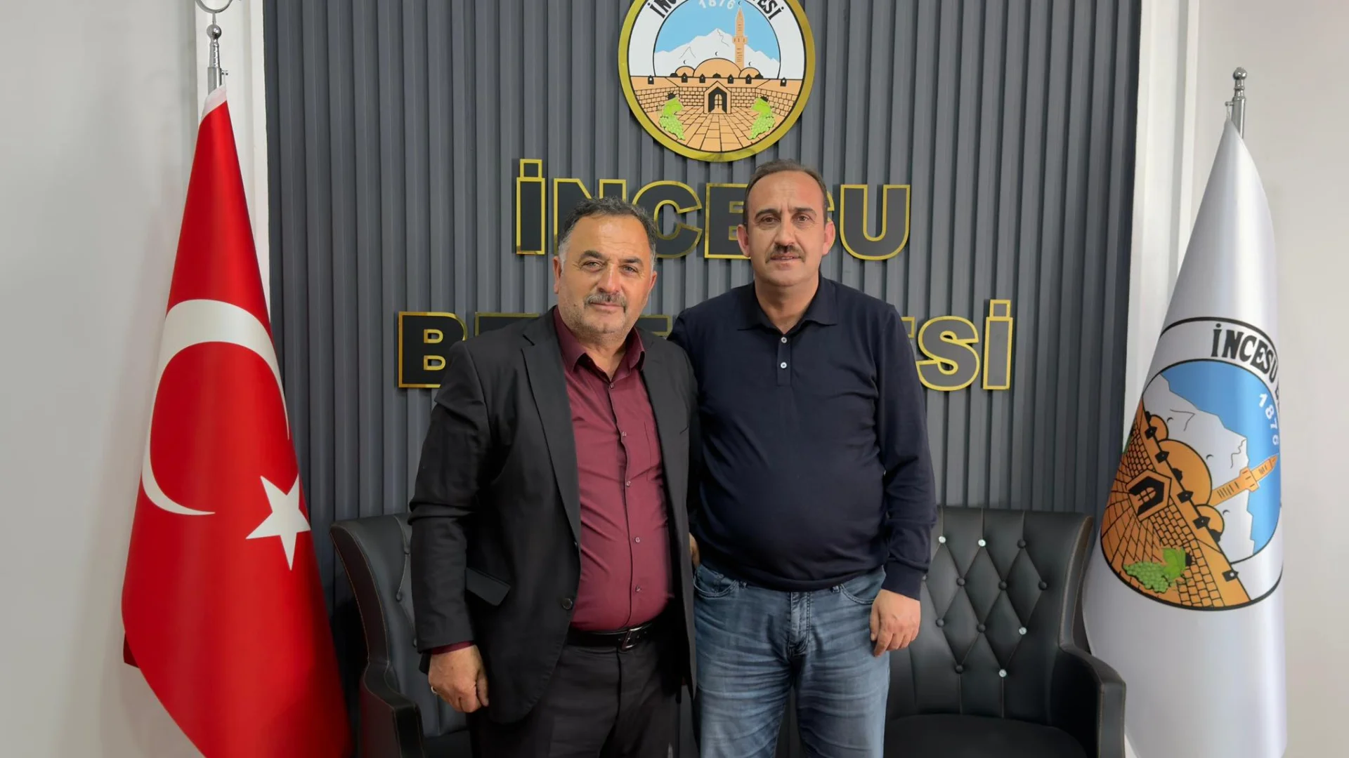 Hamurcu mahalle muhtarımız Sn. Ali DİNÇER Belediye başkanımız Av. Mustafa İLMEK’i makamında ziyaret etti. Nazik ziyaretleri için teşekkür ederiz.