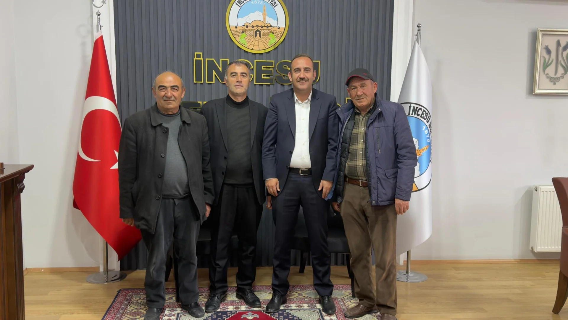 Garipçe mahalle muhtarı Sn. Kamil DEMİRCİ ve değerli mahalle sakinleri Belediye Başkanımız Av. Mustafa İLMEK’i makamında ziyaret etti. Nazik ziyaretleri için teşekkür ederiz.